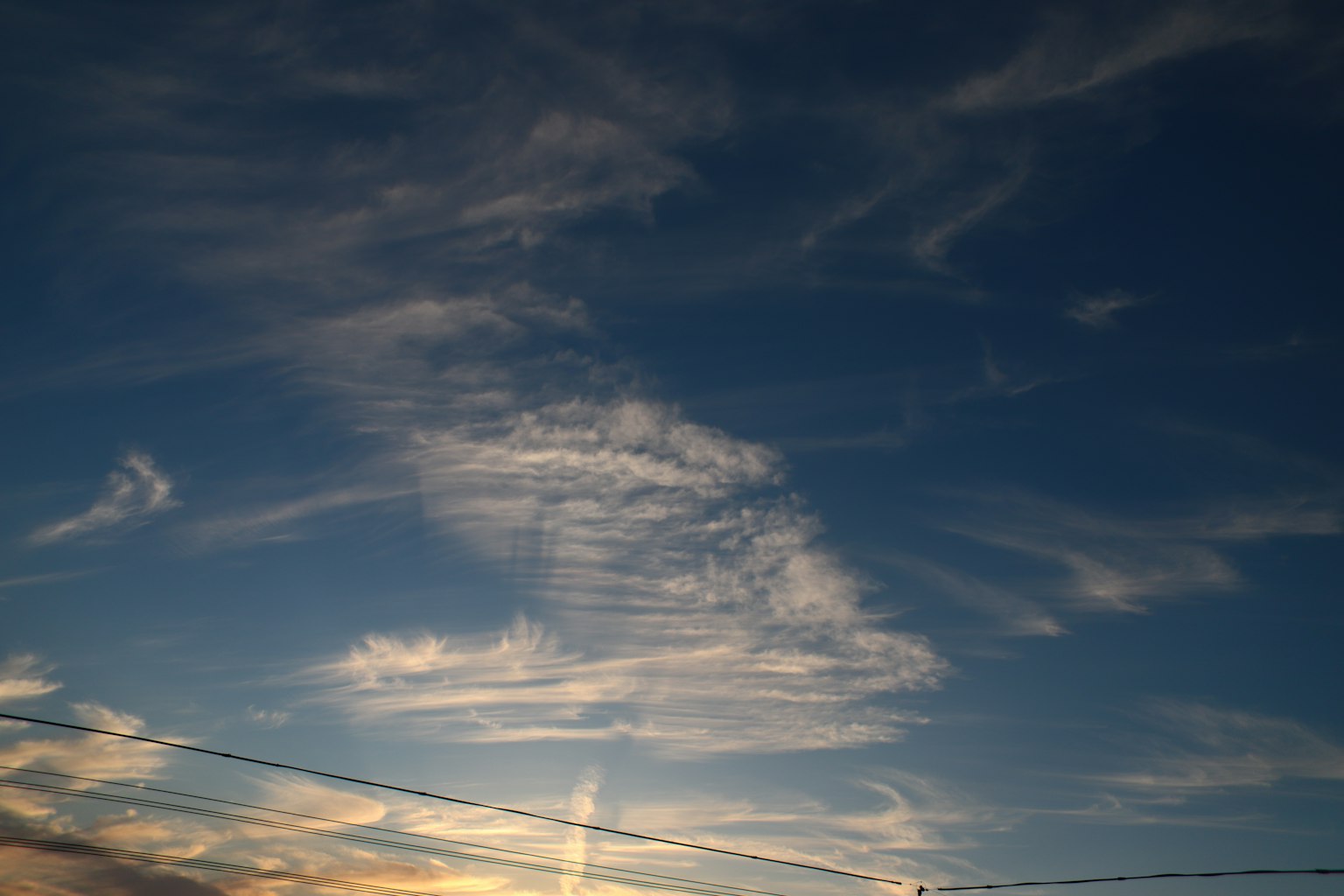 Motifs nuageux dans un ciel bleu avec lumière du coucher de soleil