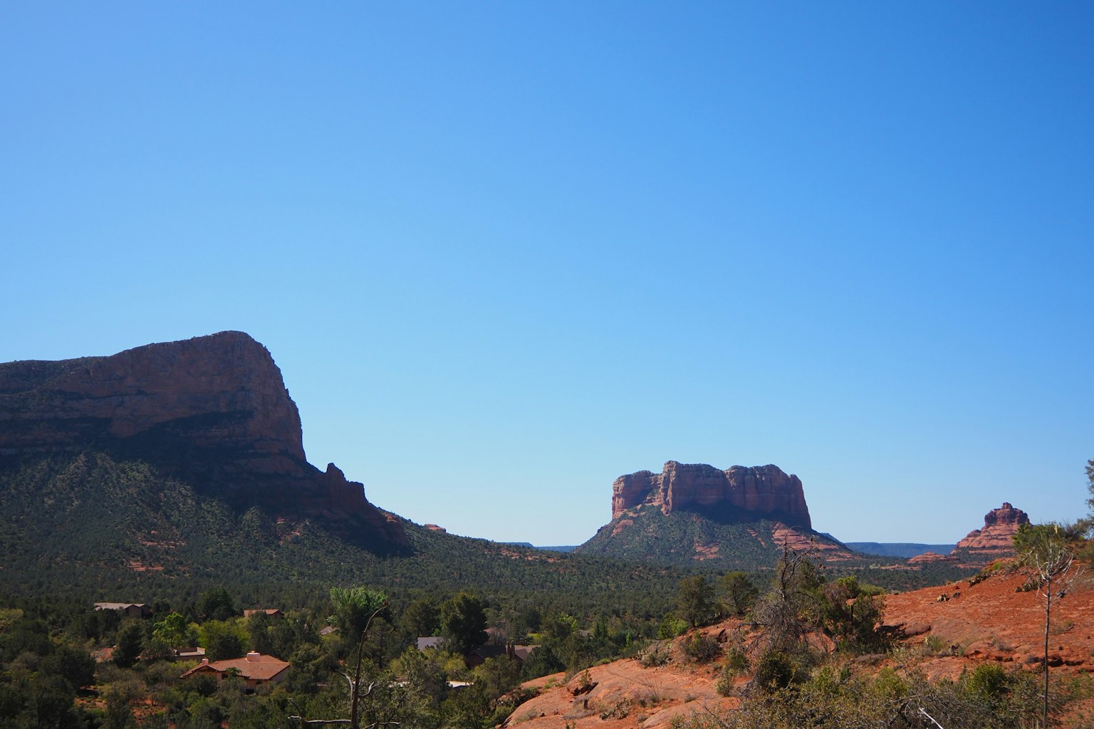 Vista escénica de las rocas rojas de Sedona bajo un cielo azul claro