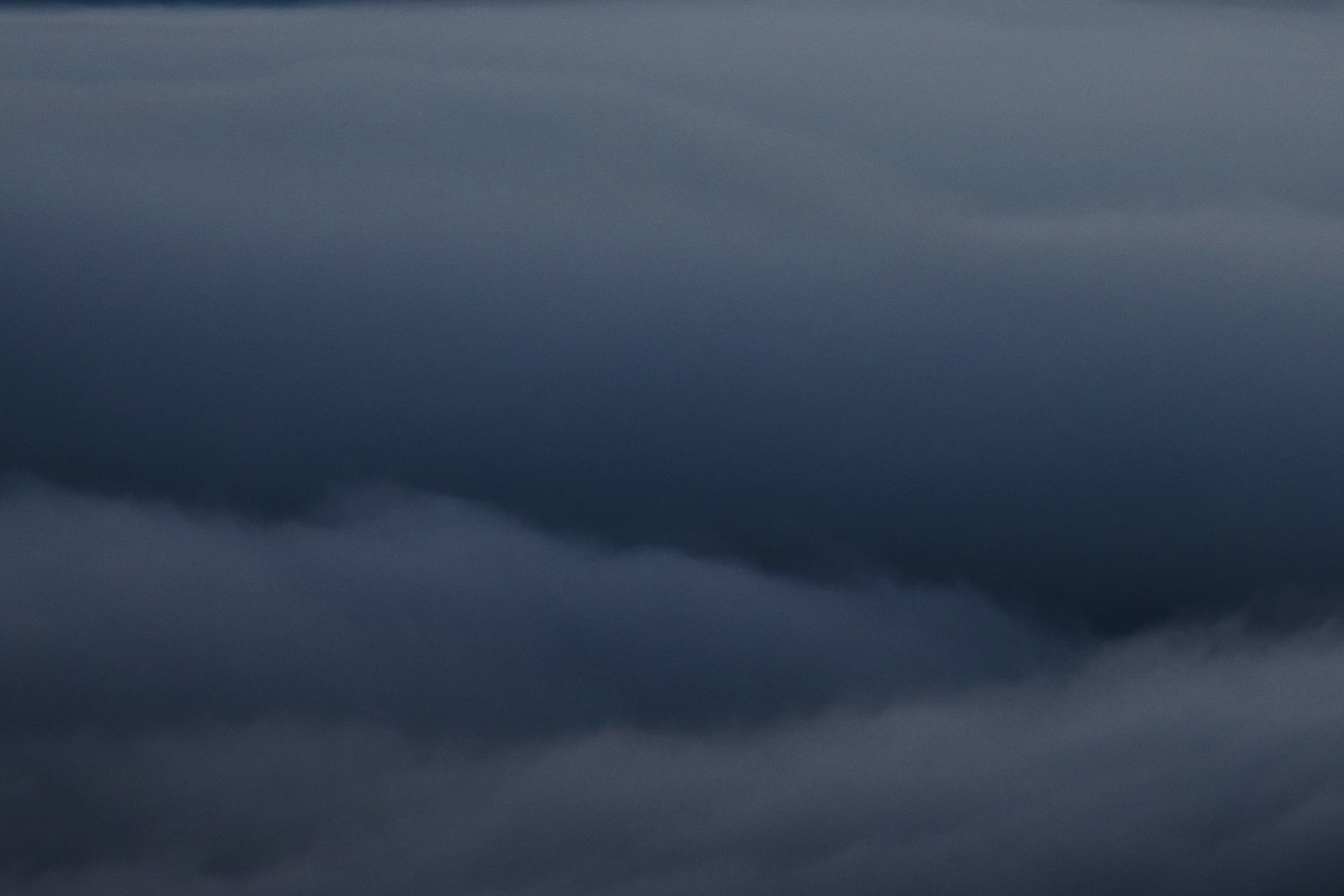 Couverture nuageuse bleue expansive avec texture douce