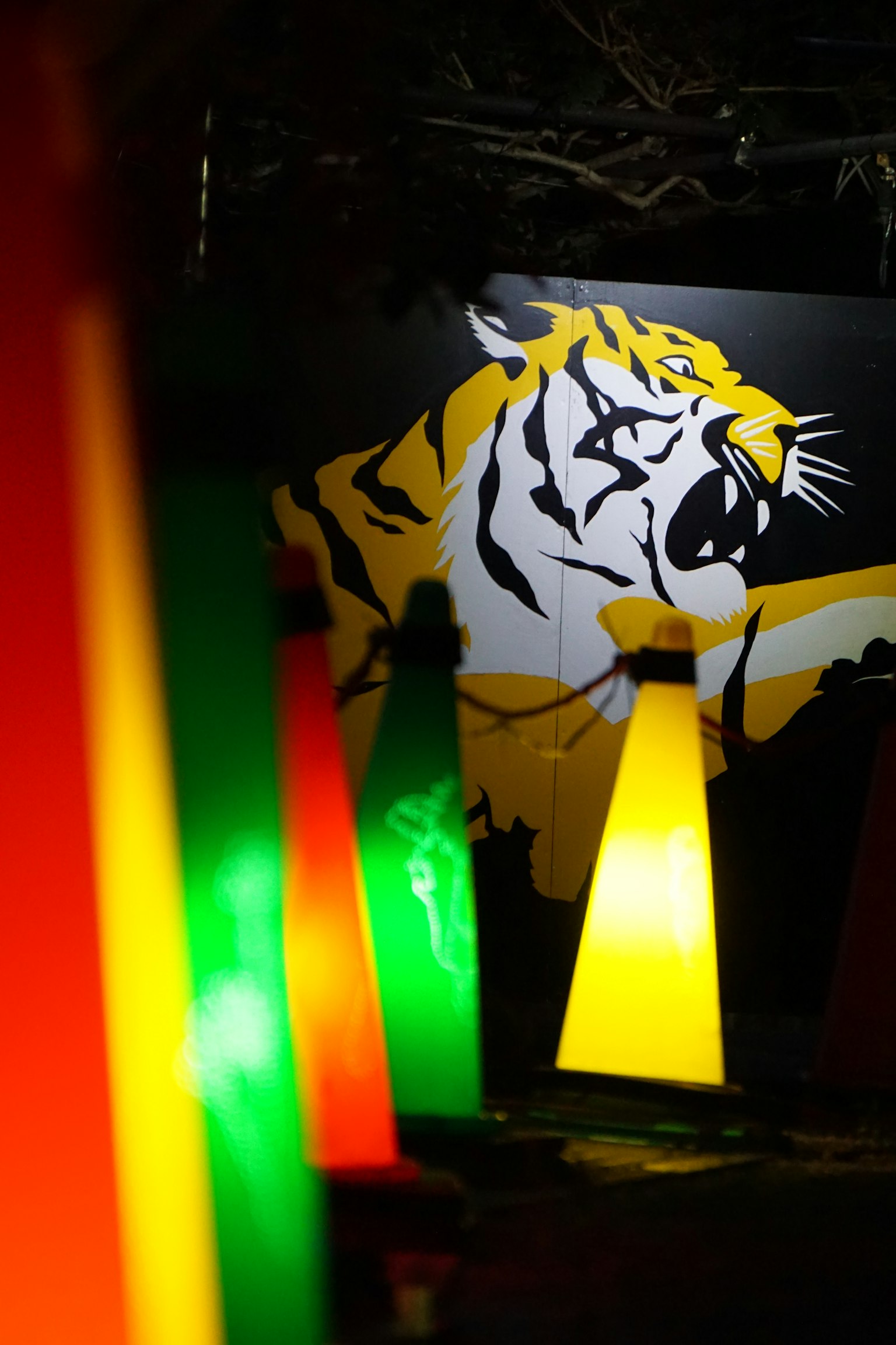 Bunte Lampen vor einem Tigerwandgemälde