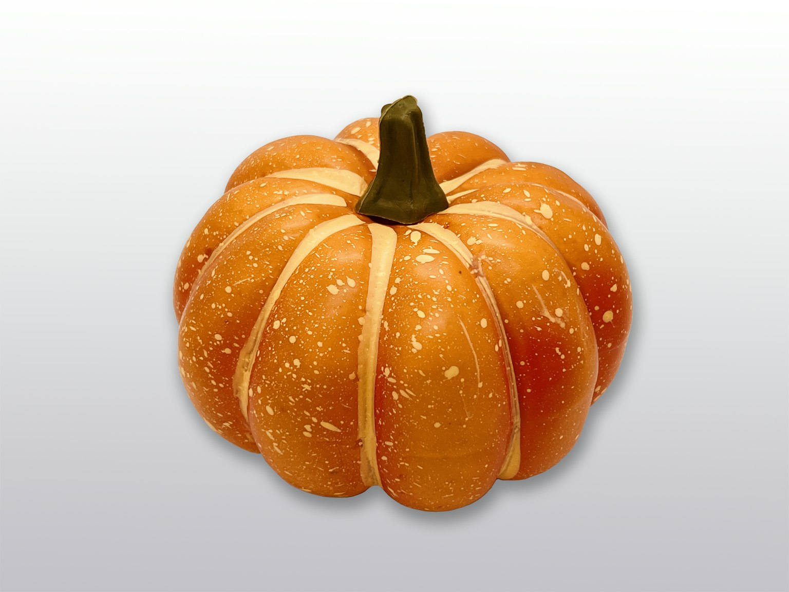 Immagine di una zucca arancione con strisce bianche distintive