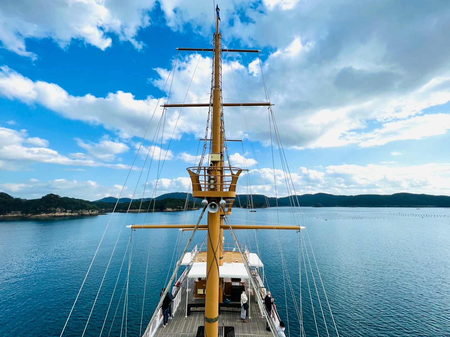 Aussicht vom Mast eines Schiffes mit blauem Himmel und Wolken