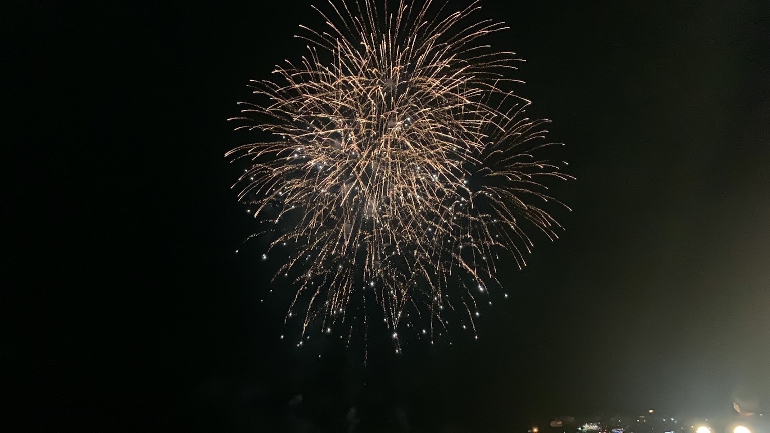 Hermoso espectáculo de fuegos artificiales en el cielo nocturno
