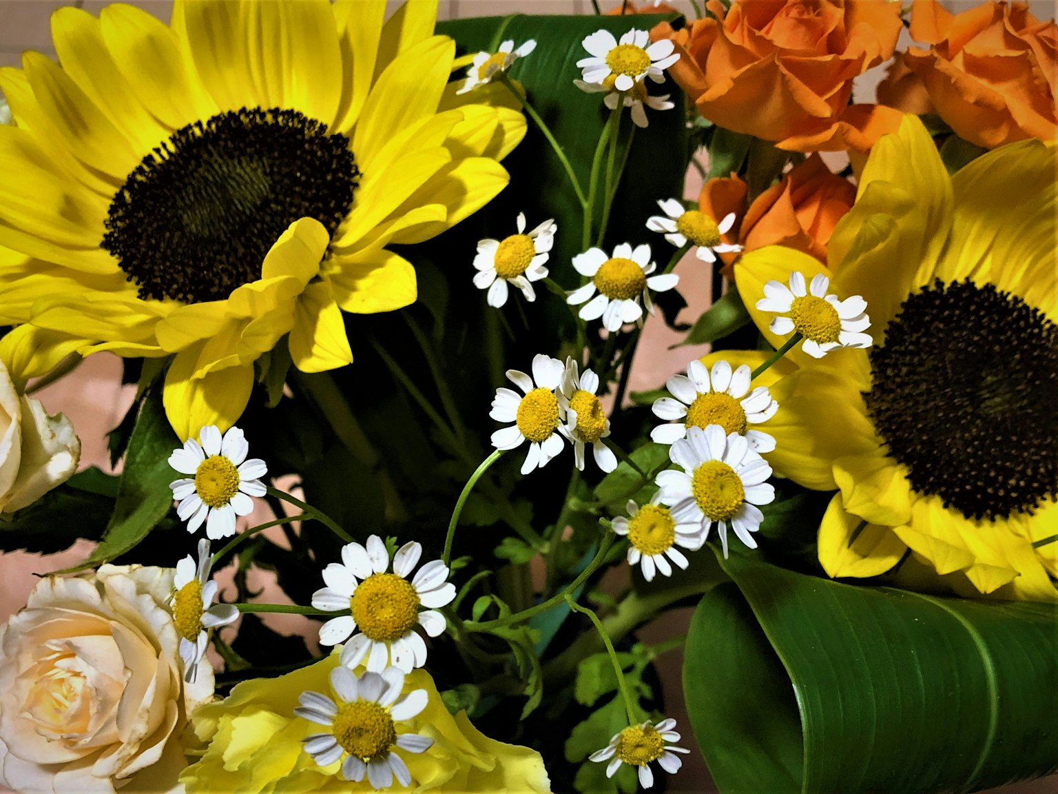 Primer plano de un ramo colorido con girasoles rosas y margaritas bellamente arreglados