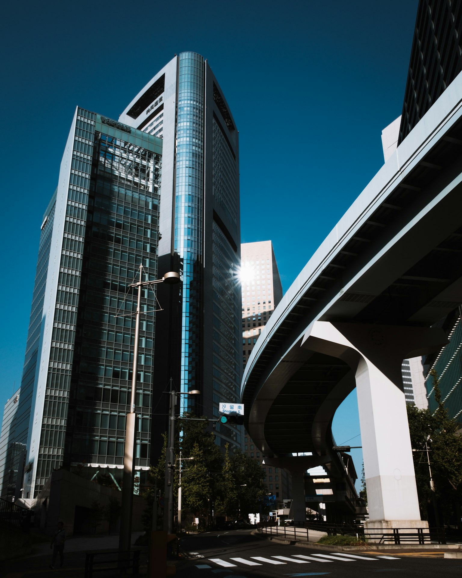 Paysage urbain avec des gratte-ciels et une autoroute surélevée