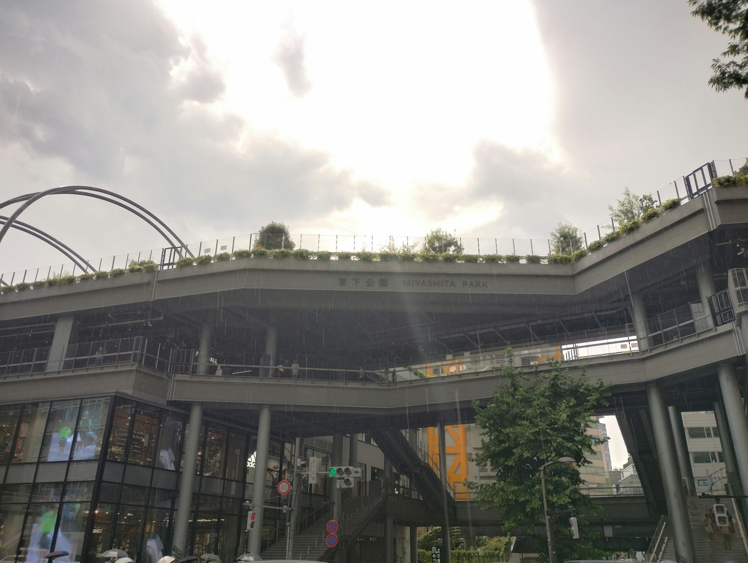 展現現代建築和戲劇性天空的城市風景