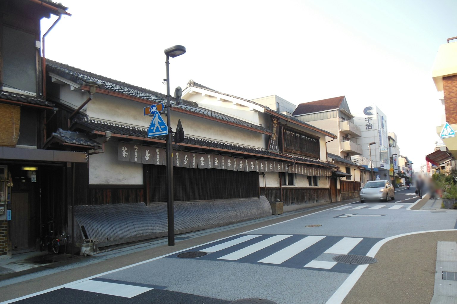 Rue japonaise tranquille avec des bâtiments traditionnels et modernes
