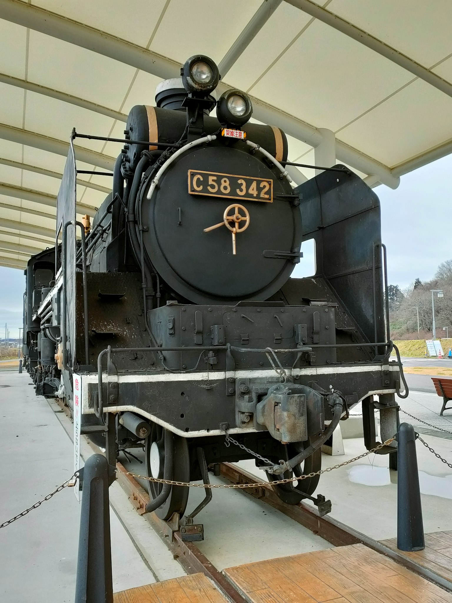 Locomotiva a vapore nera C58372 esposta in un'area espositiva coperta