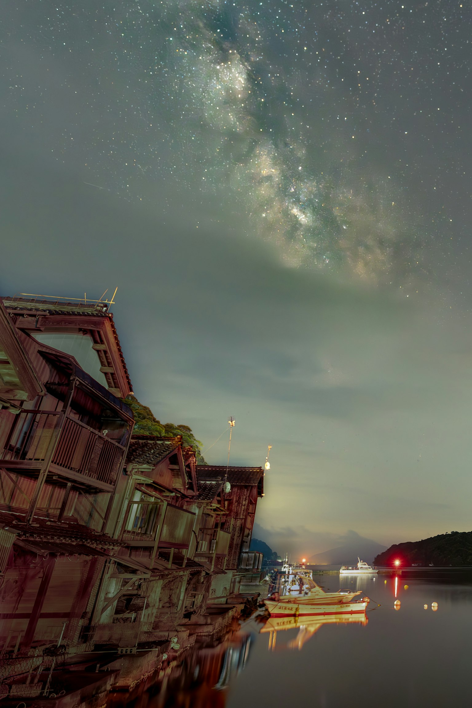 Pemandangan indah bangunan tua yang terpantul di air di bawah langit berbintang