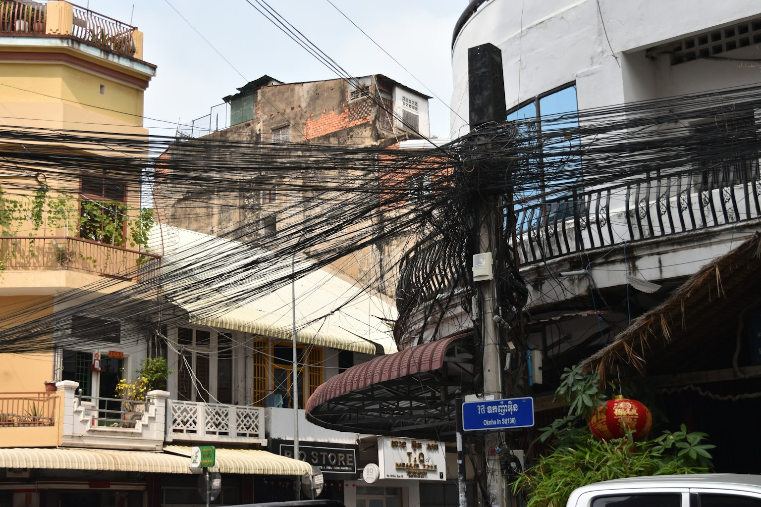 Angolo di strada con cavi elettrici aggrovigliati e vecchi edifici