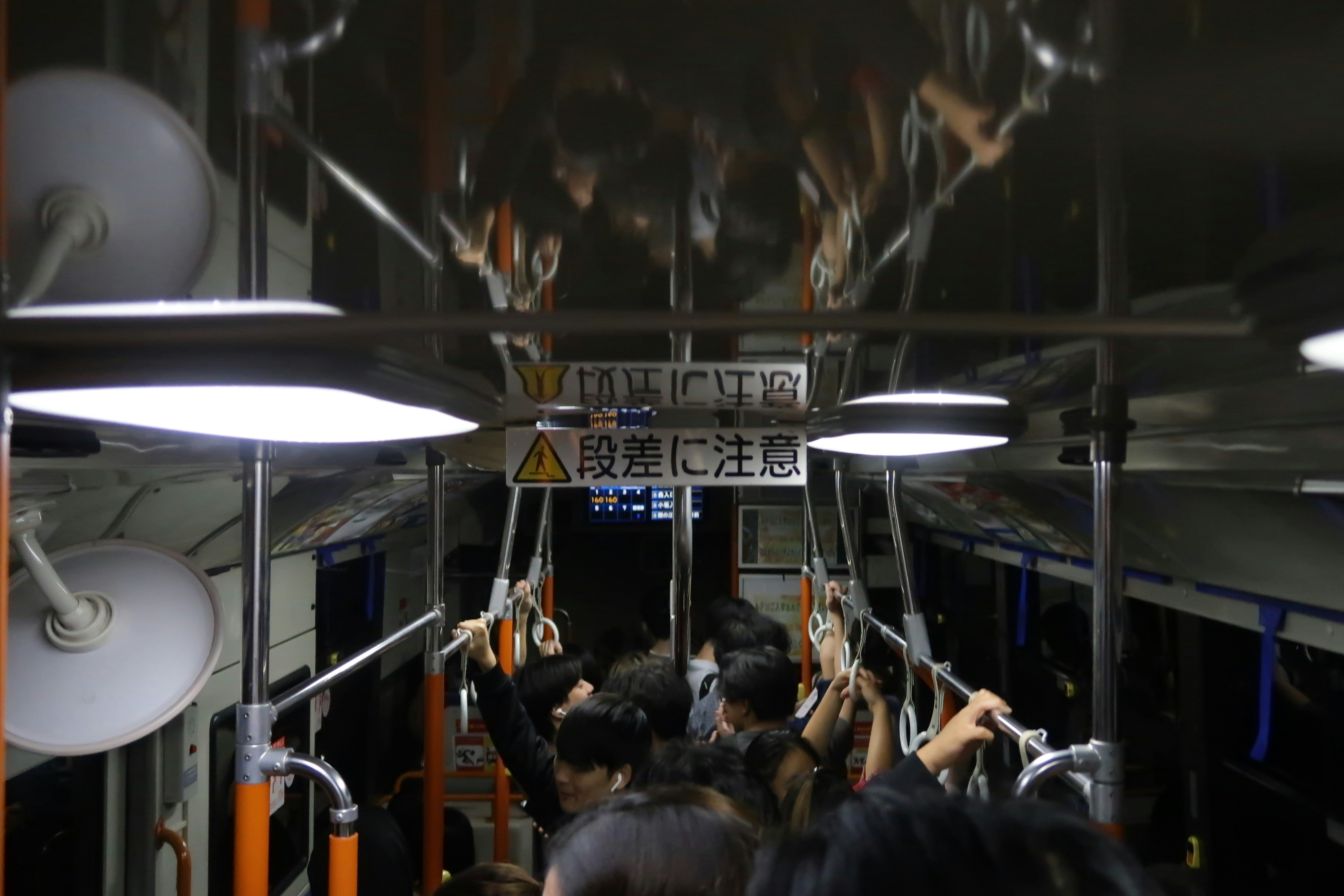 車廂走道的懸掛扶手與乘客