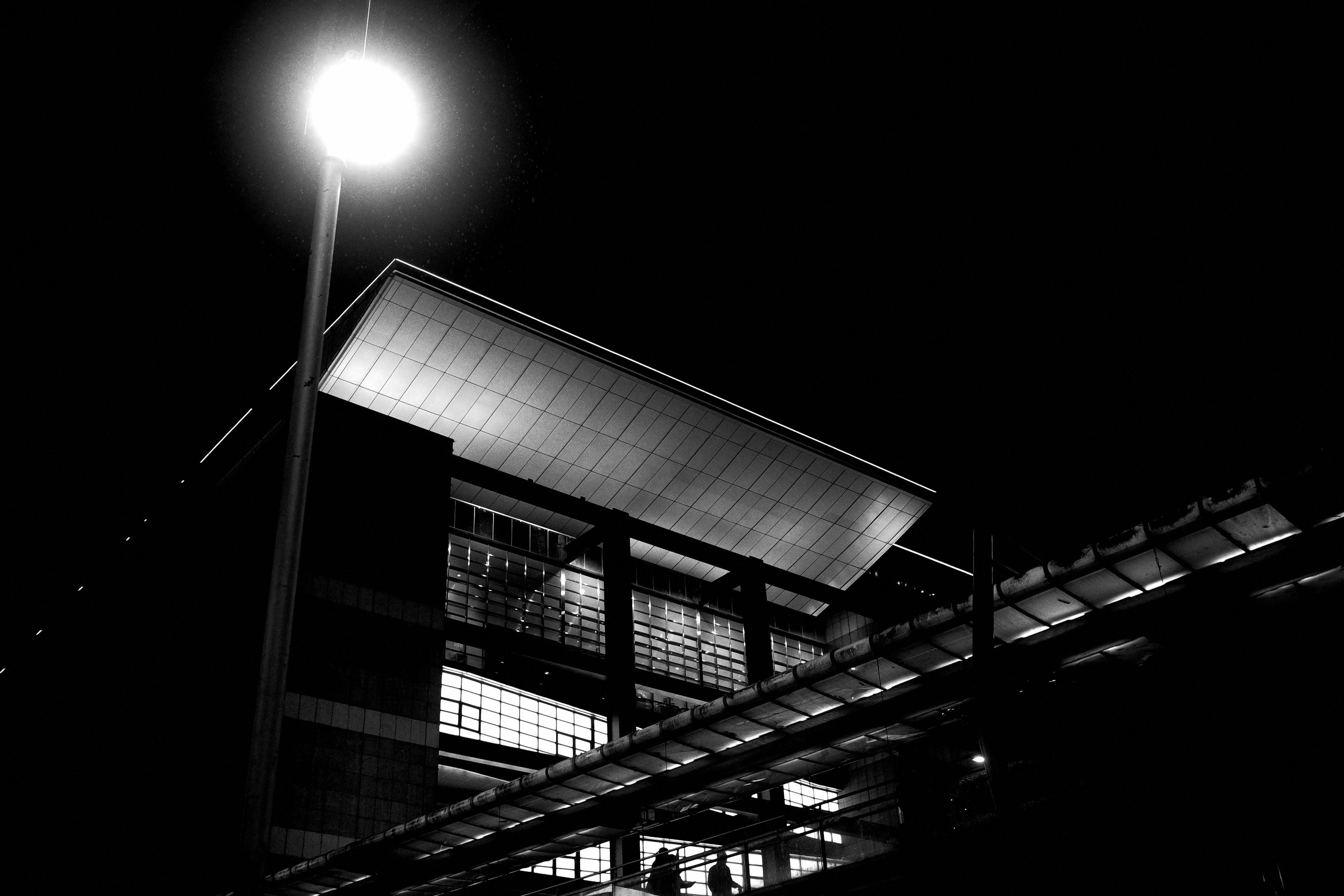 夜晚路燈與網格狀建築立面