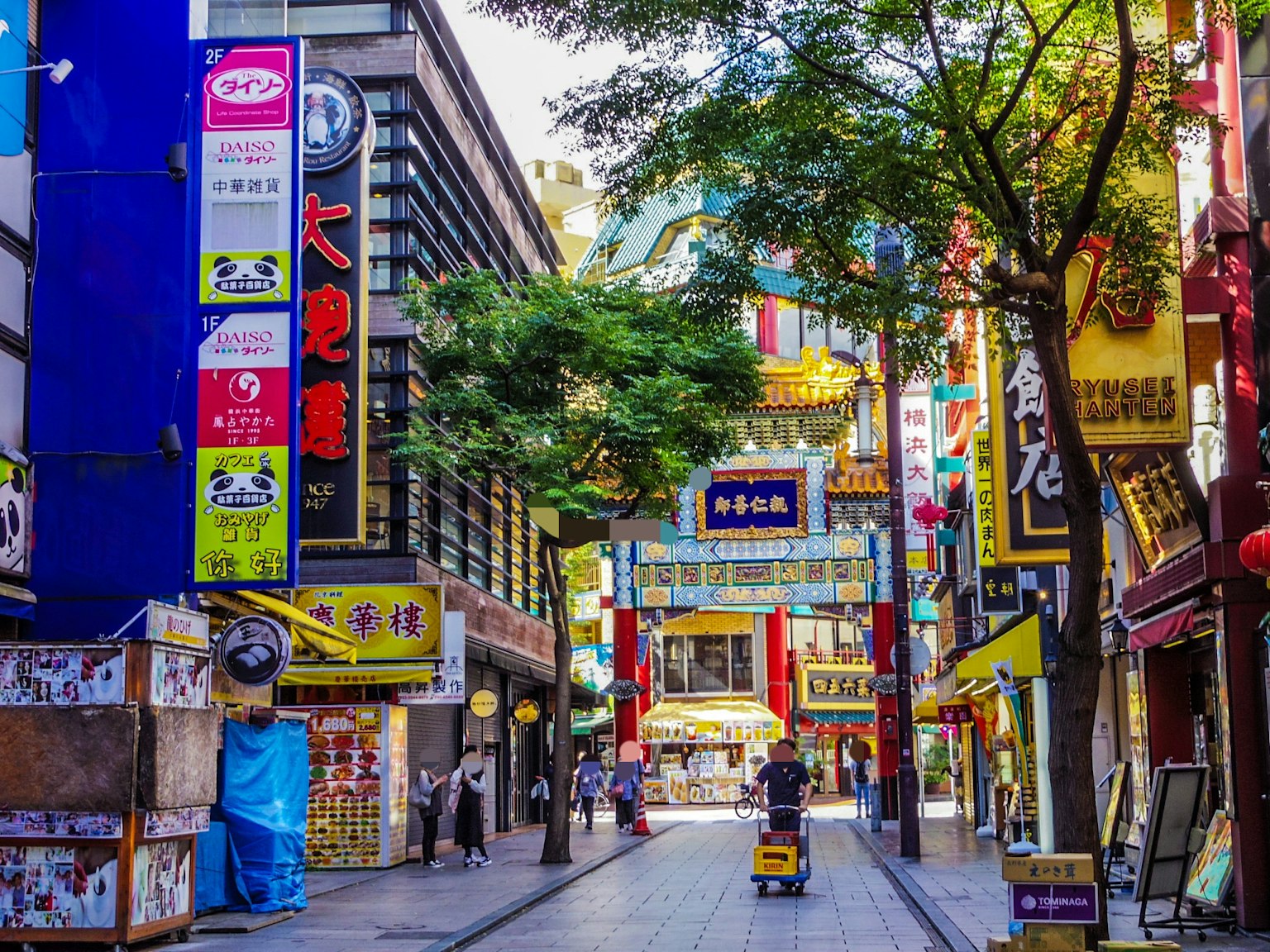 บรรยากาศถนนที่มีชีวิตชีวาพร้อมป้ายสีสันสดใส