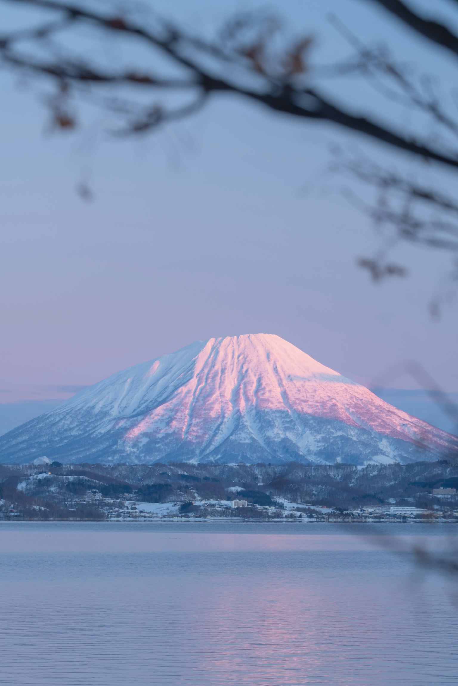 Montagna coperta di neve illuminata dalla luce del tramonto