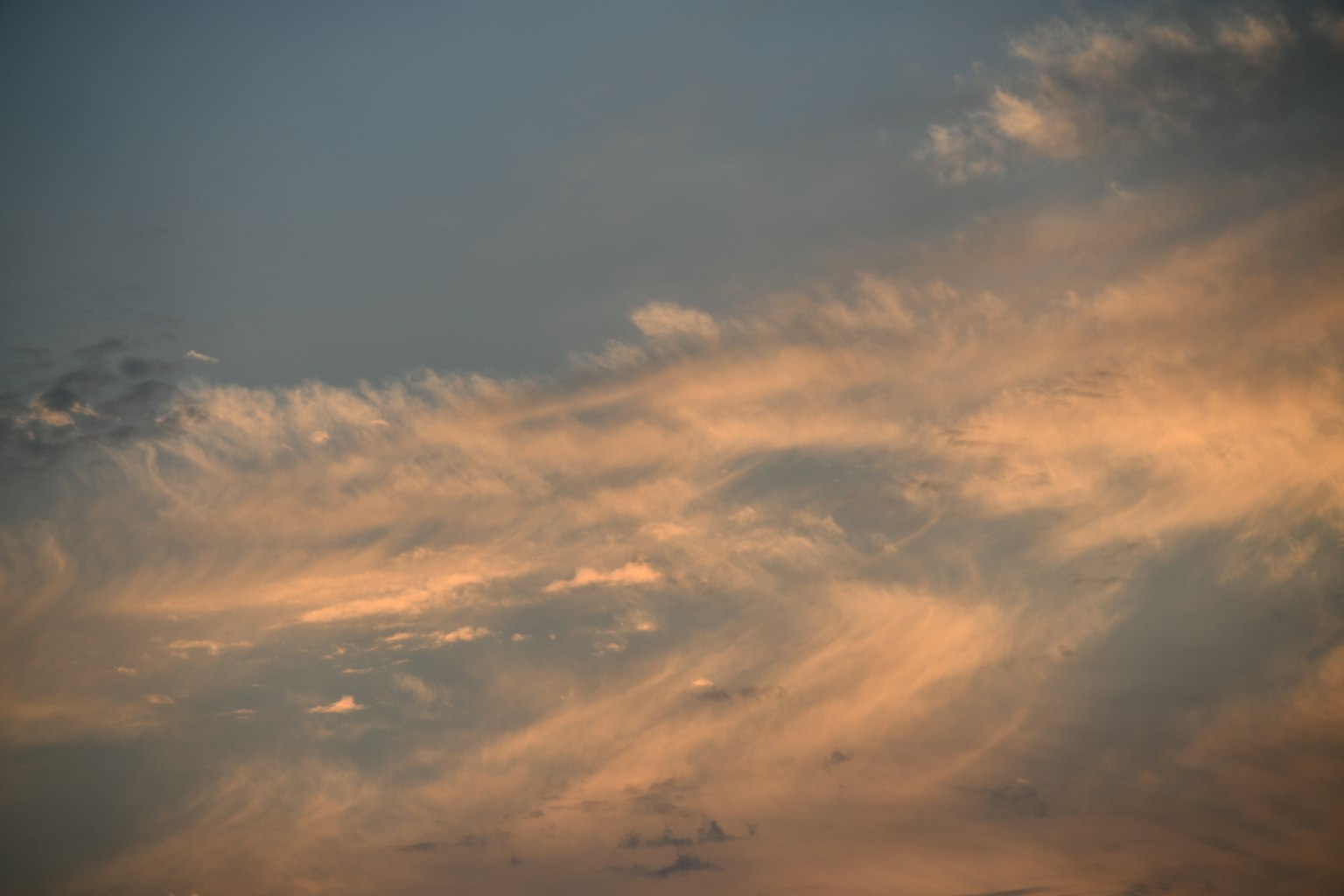 Cielo lleno de suaves tonos de nubes al atardecer