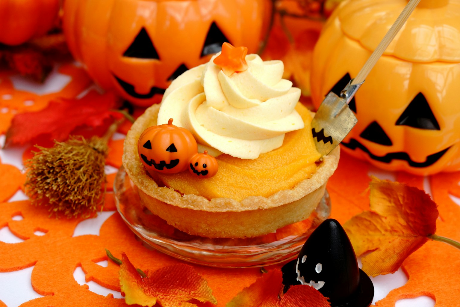 Bánh cupcake chủ đề Halloween với trang trí màu cam