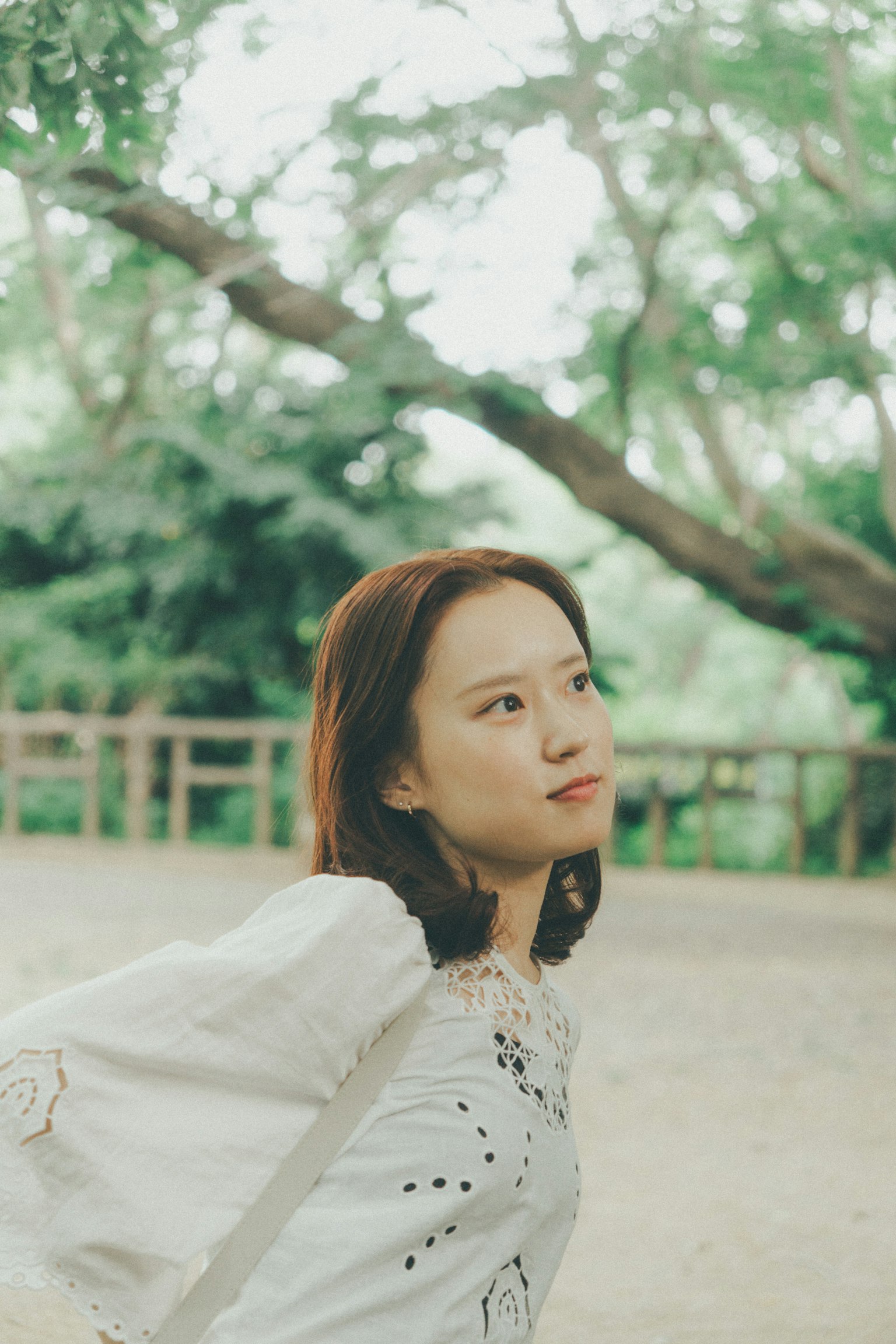 녹색 배경에서 옆을 바라보는 여성