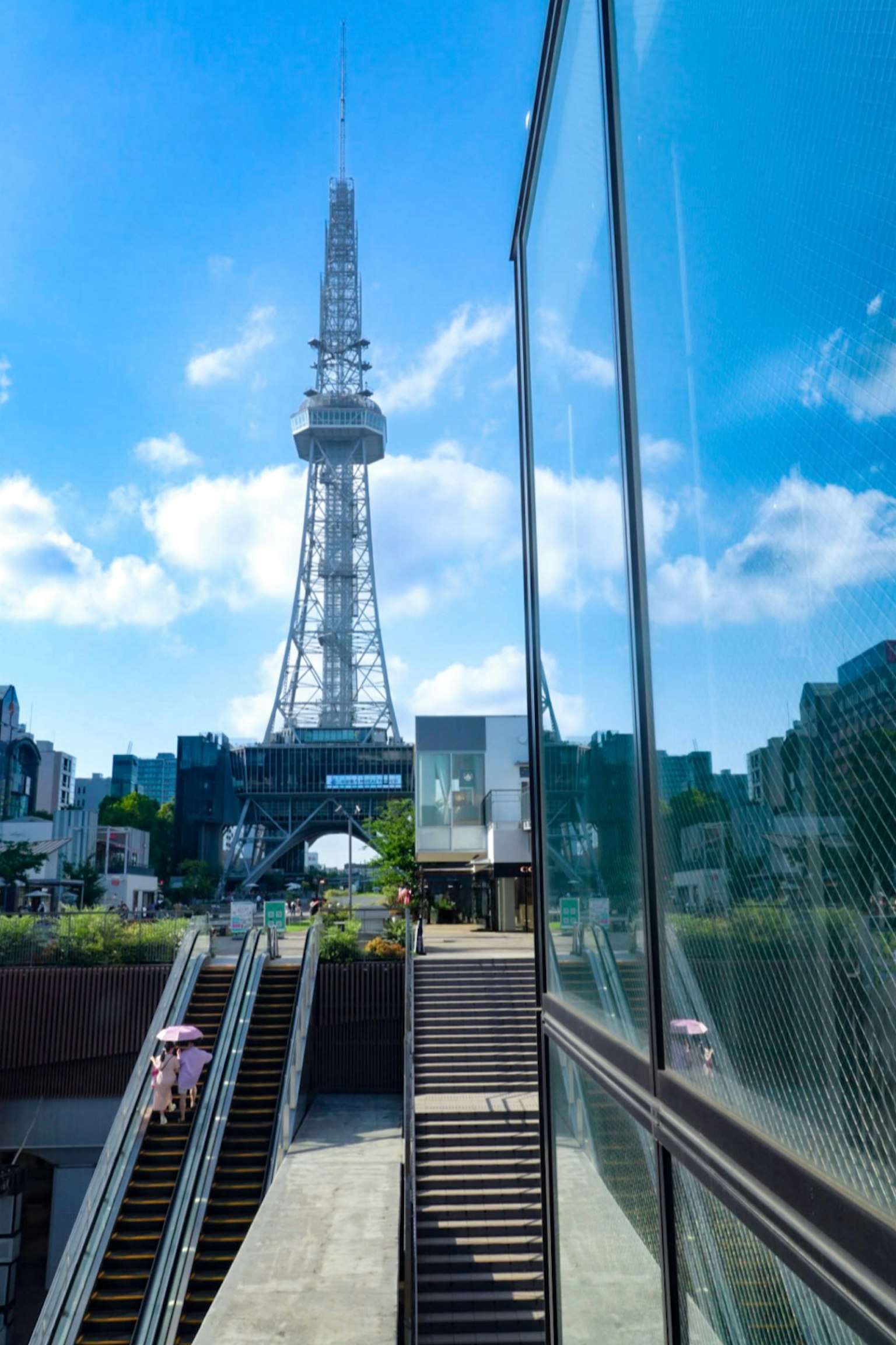 Torre della televisione di Nagoya contro un cielo blu paesaggio urbano vibrante