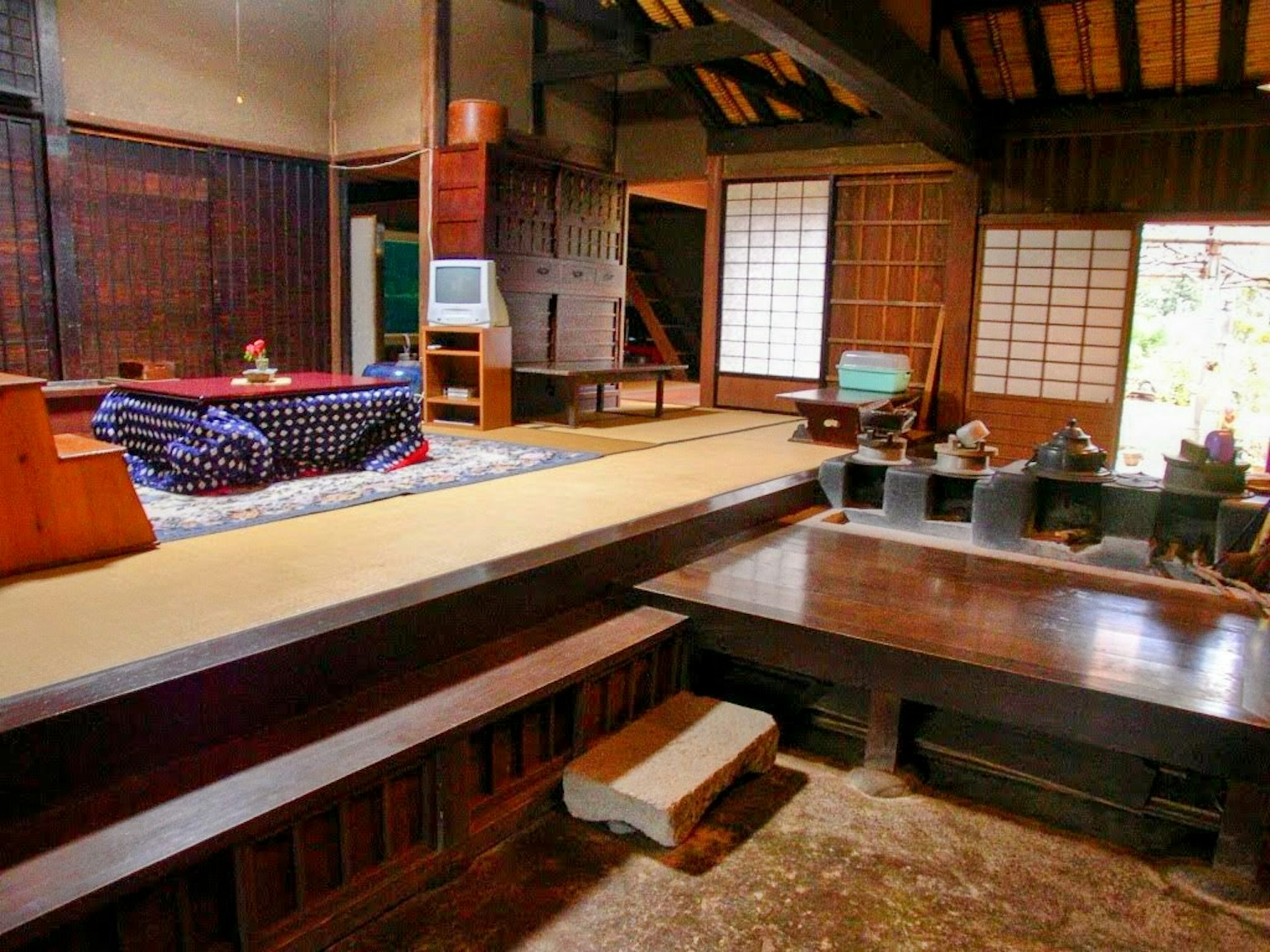 Interior de una casa japonesa tradicional con tatami, cojines y vigas de madera