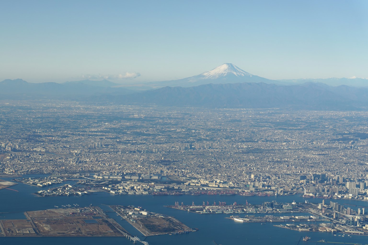 Luftaufnahme von Tokio mit dem Mount Fuji in der Ferne
