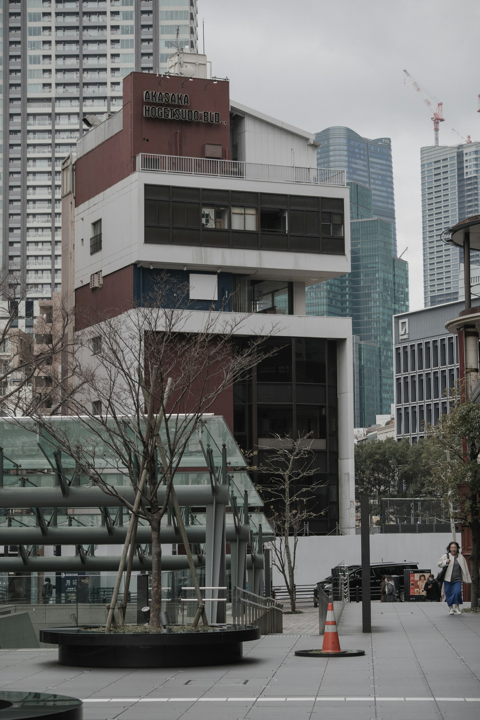 Arquitectura moderna con un edificio único entre rascacielos