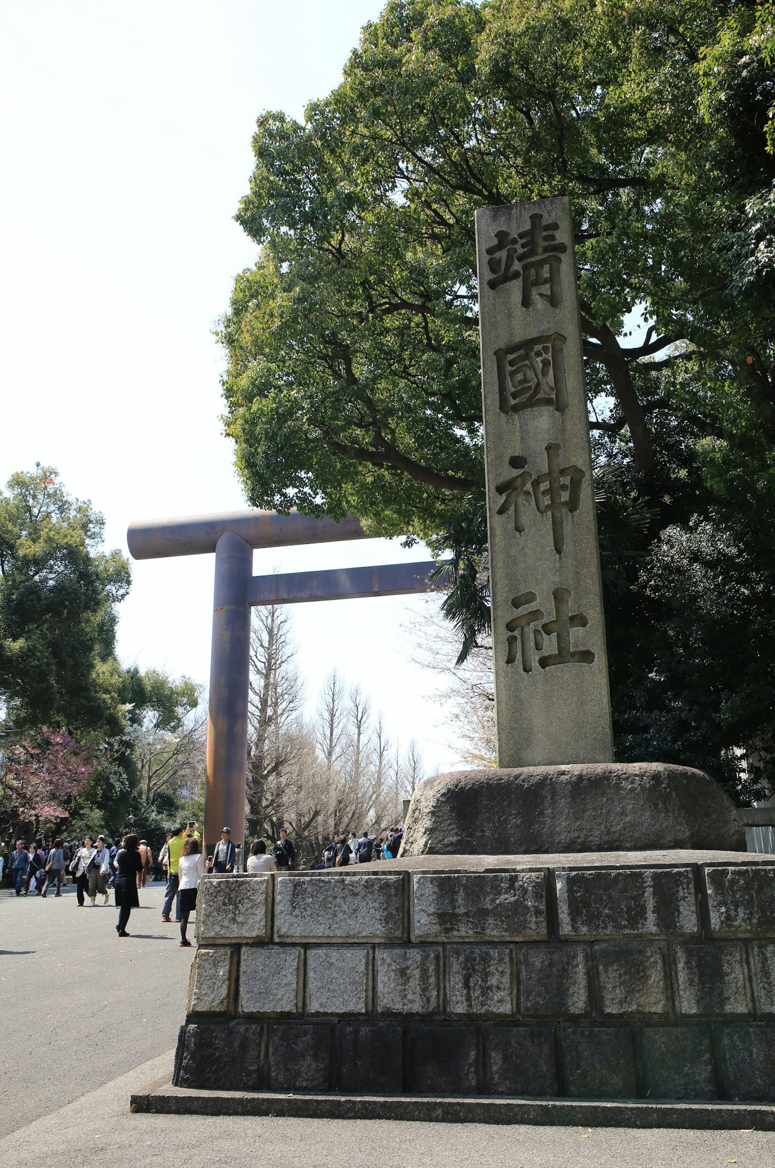 靠近鳥居的韓國神社石碑和遊客