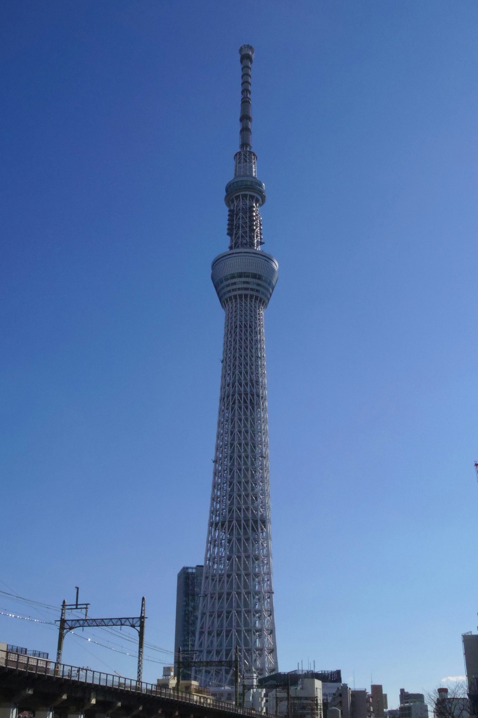 Tokyo Skytree che si erge contro un cielo blu chiaro