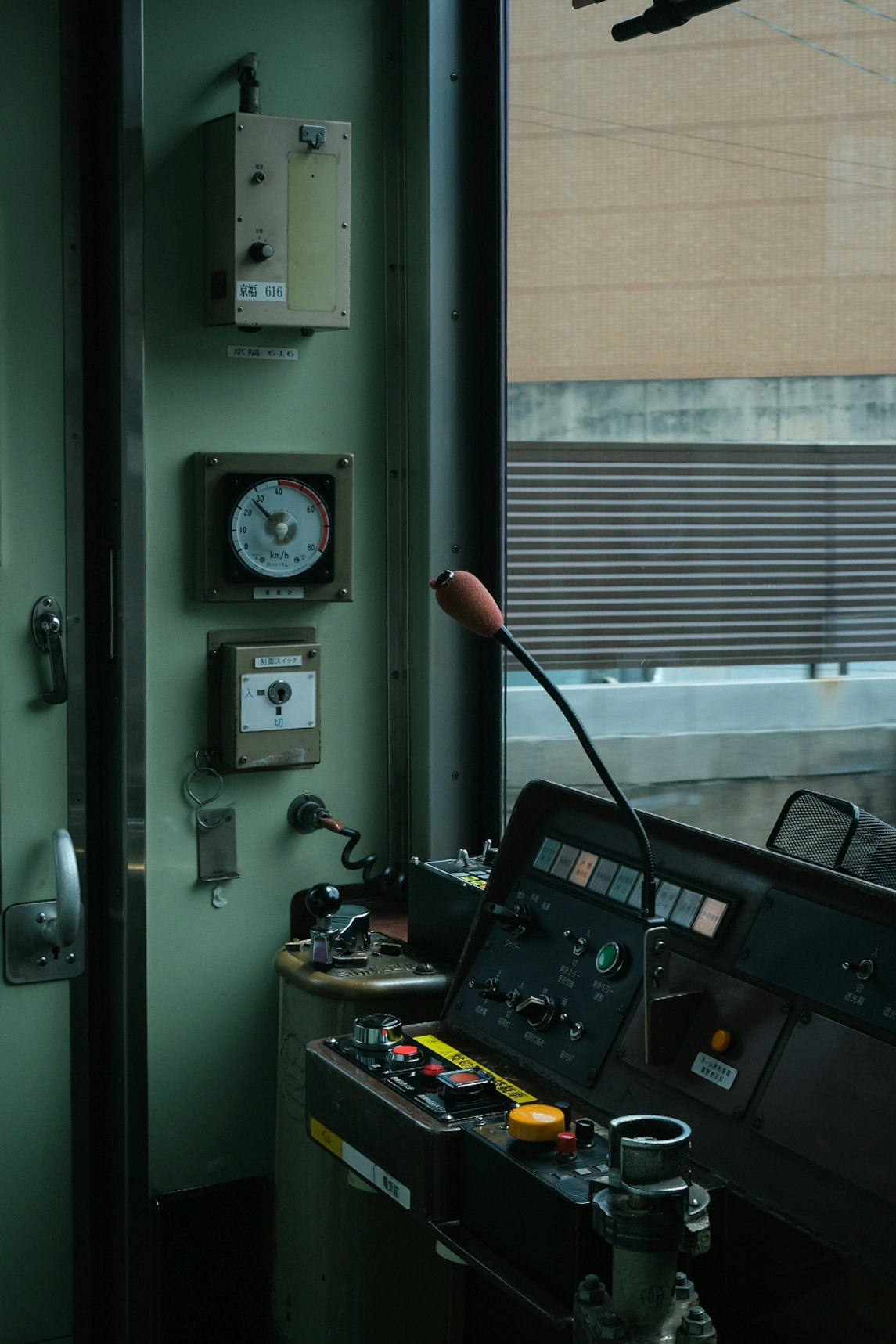 路面電車の運転席にある計器盤と操作レバーのある車内