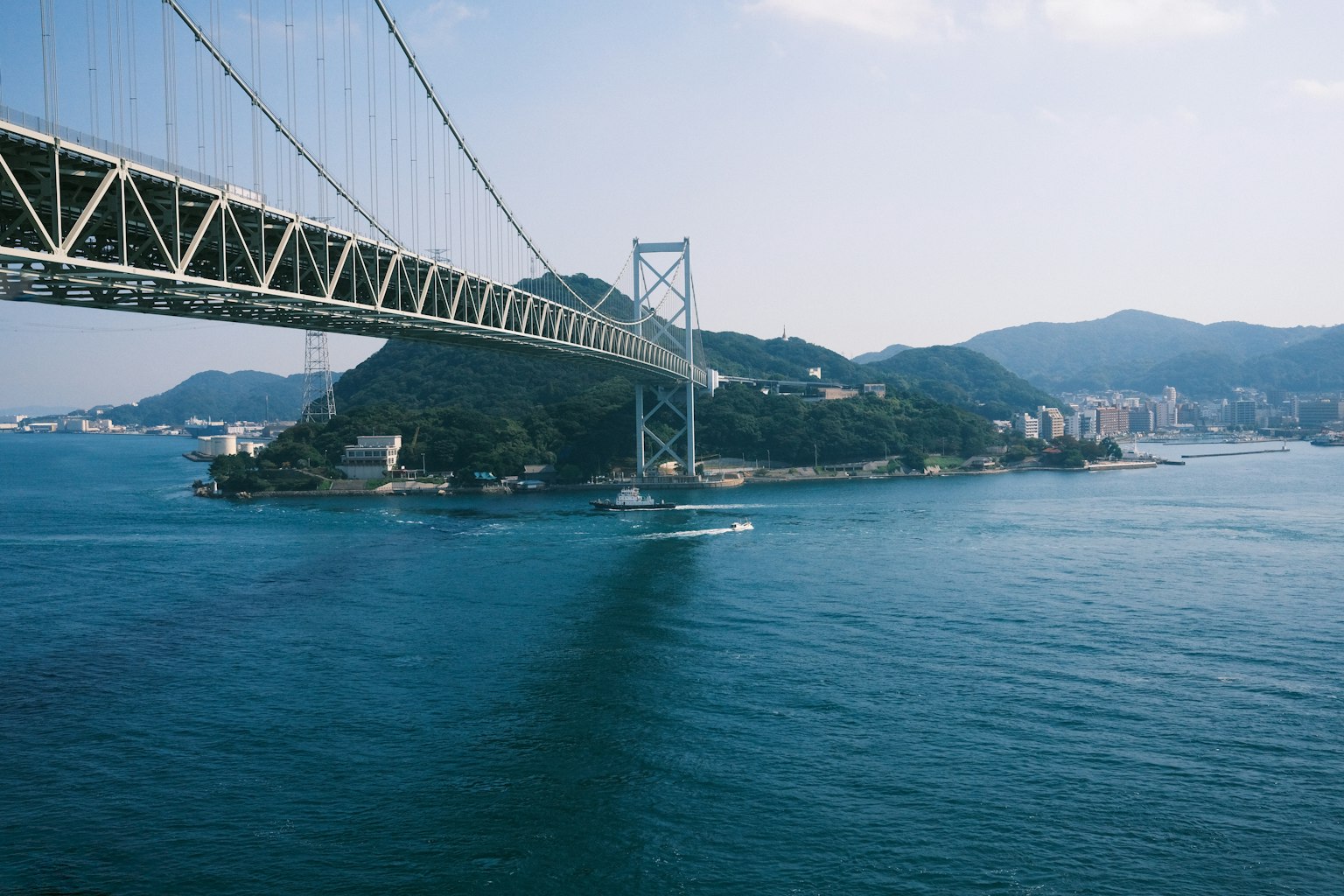 美丽的桥横跨静谧的濑户内海
