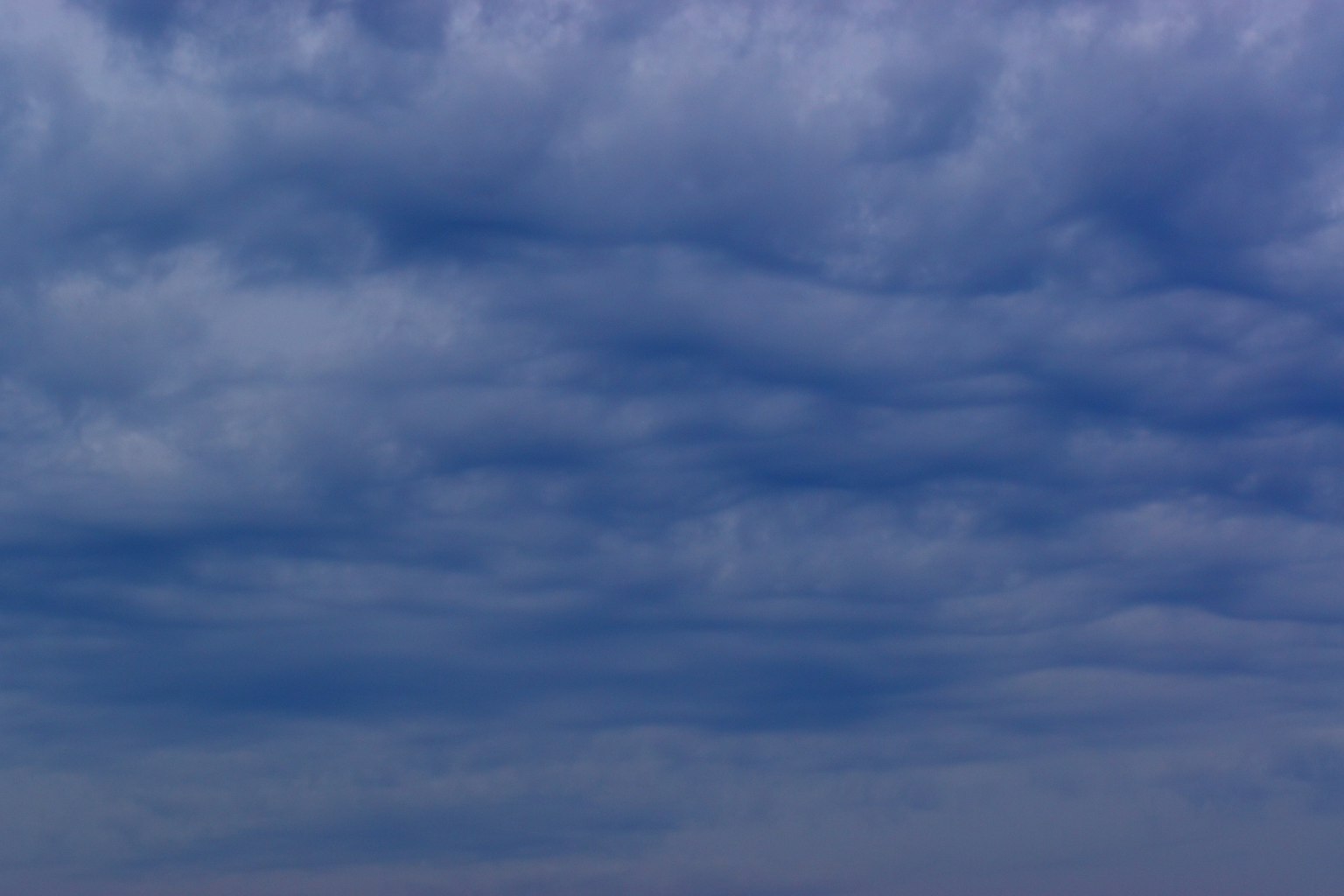 Un cielo lleno de nubes azules