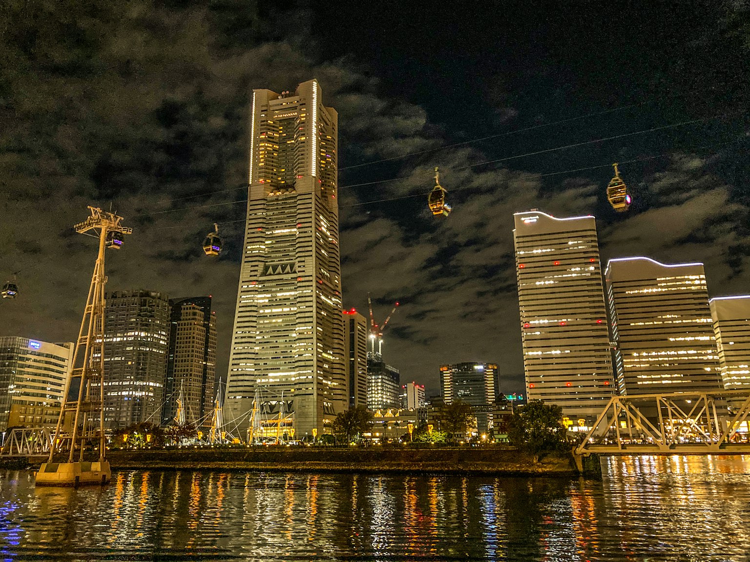Bella vista notturna degli grattacieli di Yokohama e di una funivia