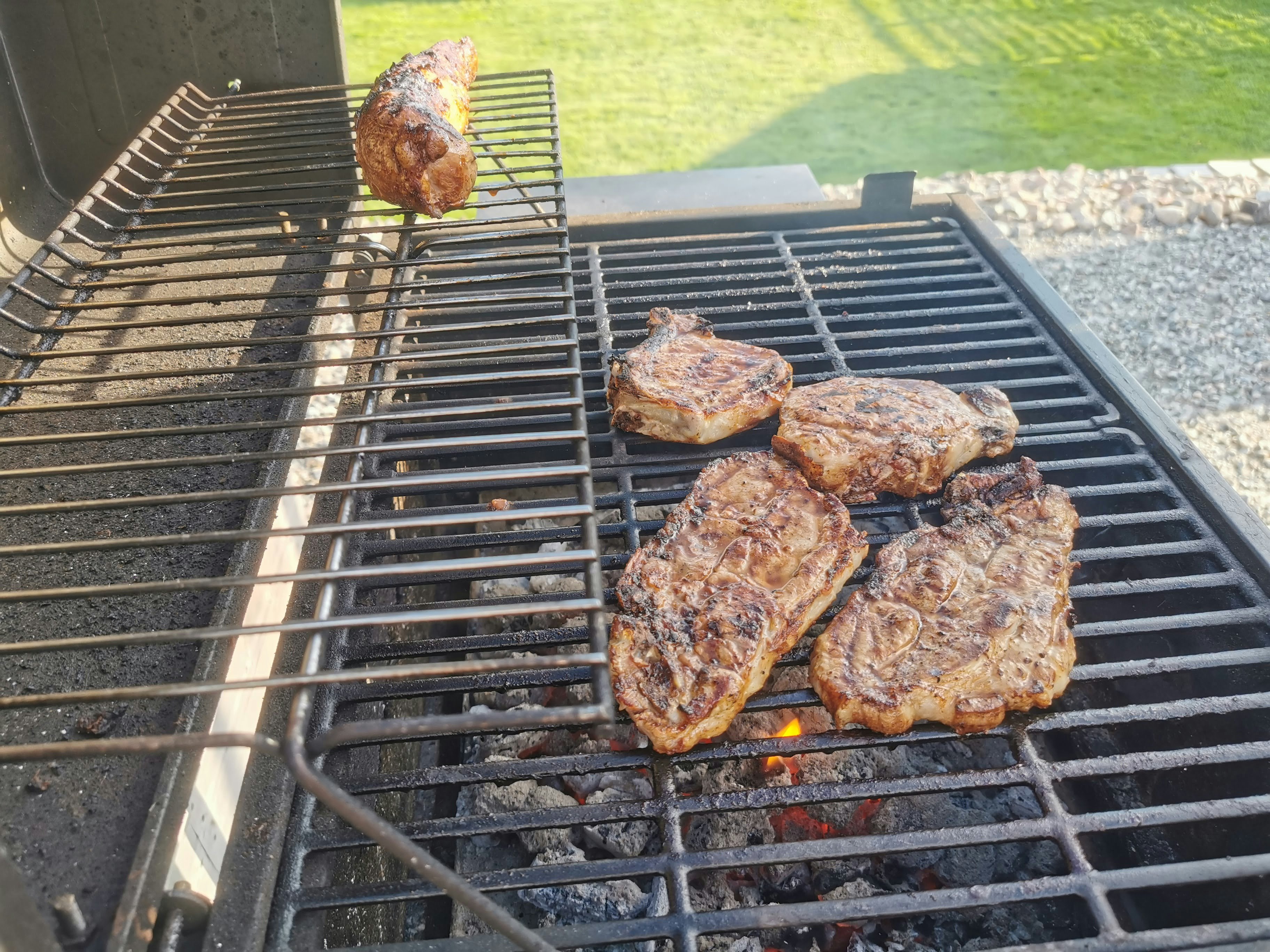 carne assortita alla griglia su un barbecue