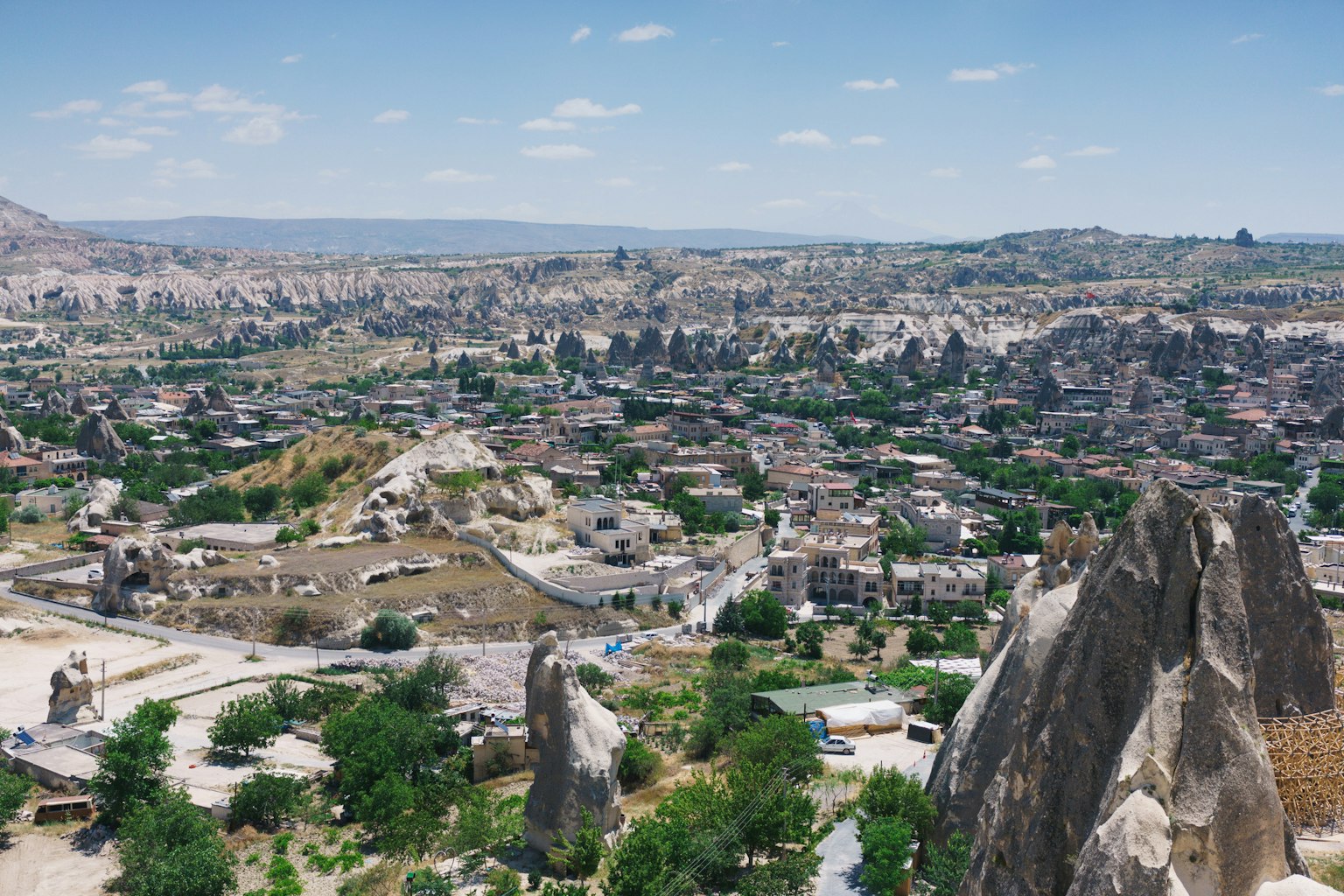 Vista panorámica de Capadocia con formaciones rocosas únicas y una ciudad extensa