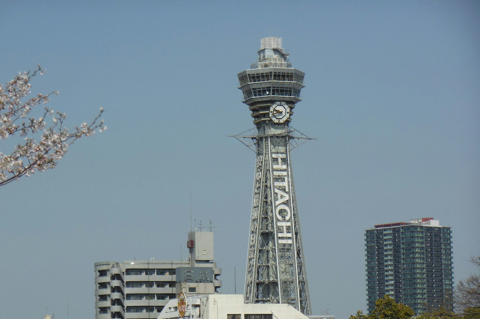 Pemandangan Menara Tsutenkaku di Osaka dengan bangunan sekitarnya