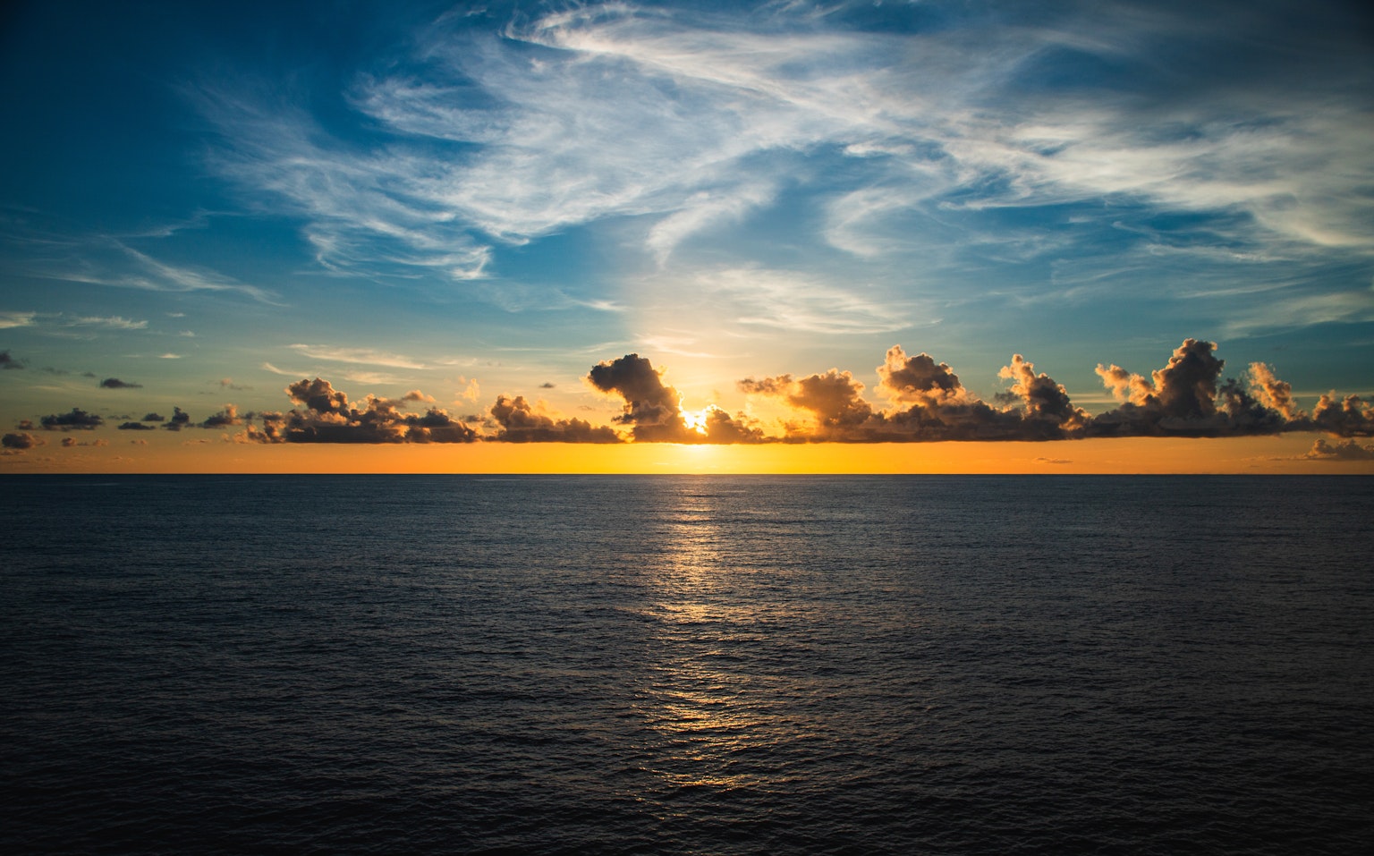 Stupendo tramonto sull'oceano con cielo blu e nuvole