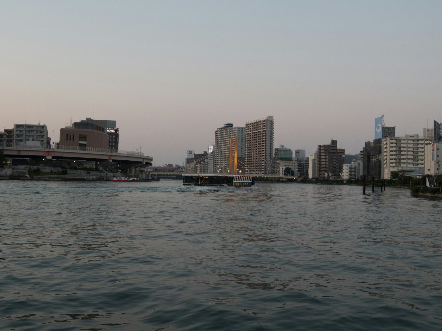 黄昏时分河面上反射的城市天际线