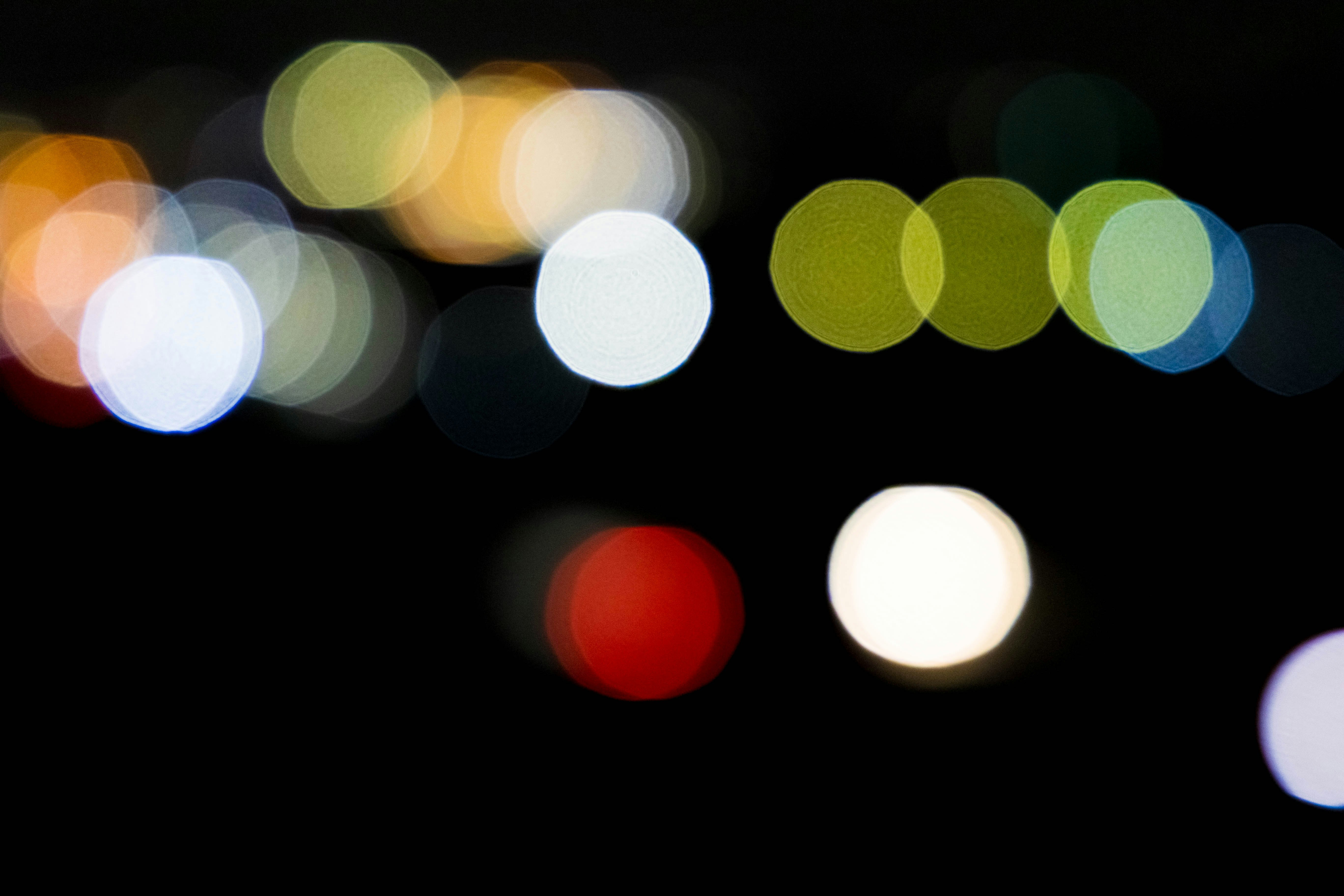 夜の光がぼやけた色とりどりの点で構成された抽象的な画像
