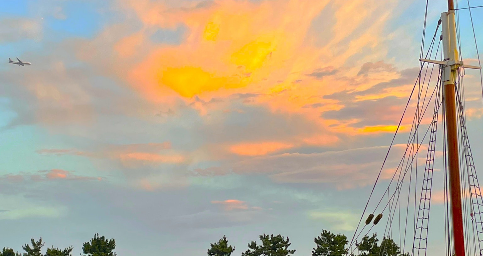 夕阳下的天空与船桅