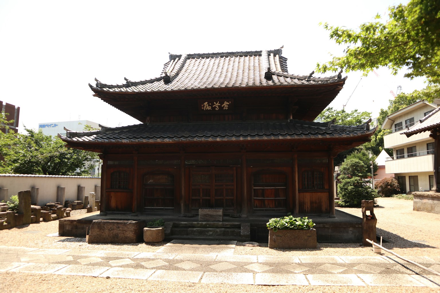 傳統日本寺廟的外觀，周圍被綠色植物環繞