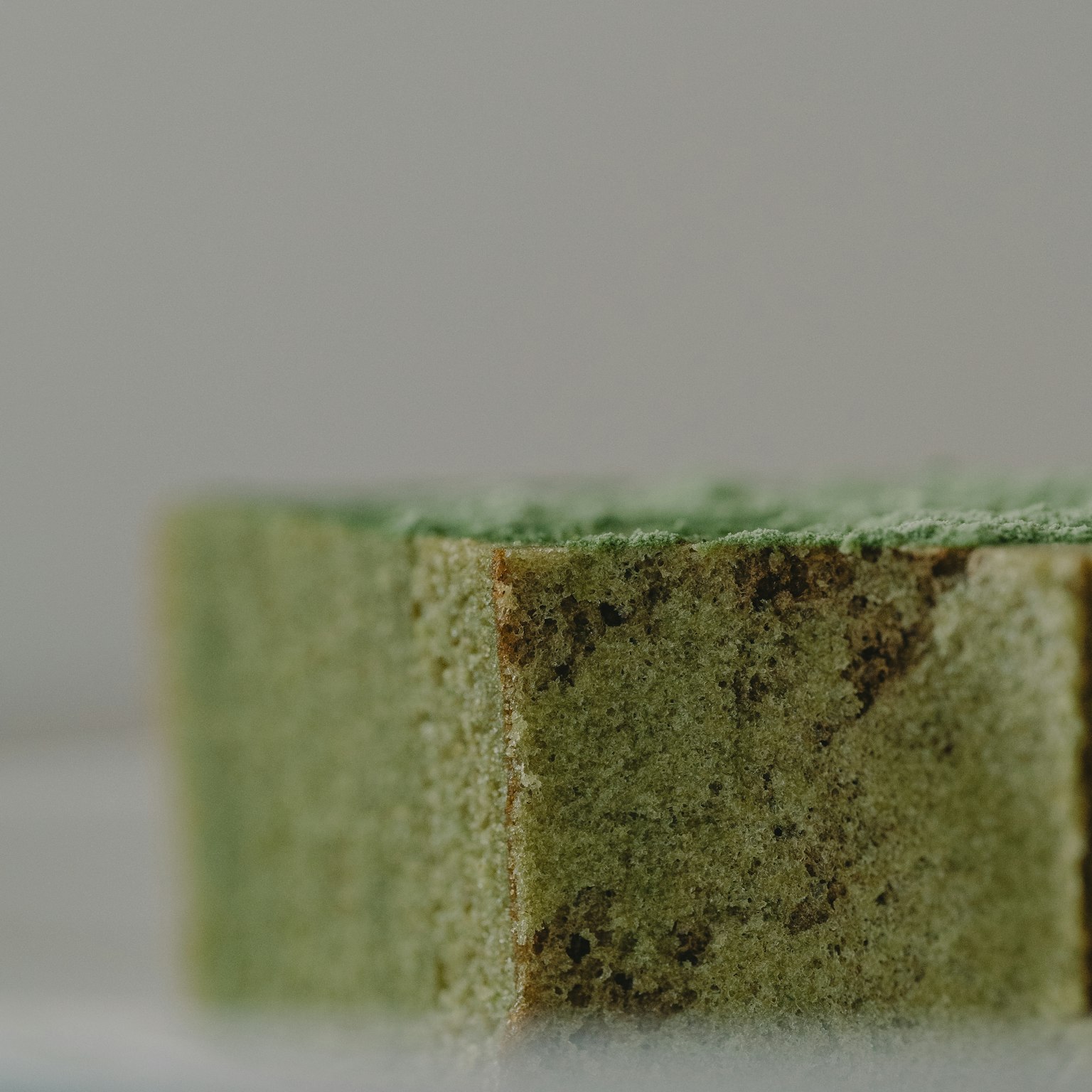 Image montrant la coupe d'un gâteau éponge vert