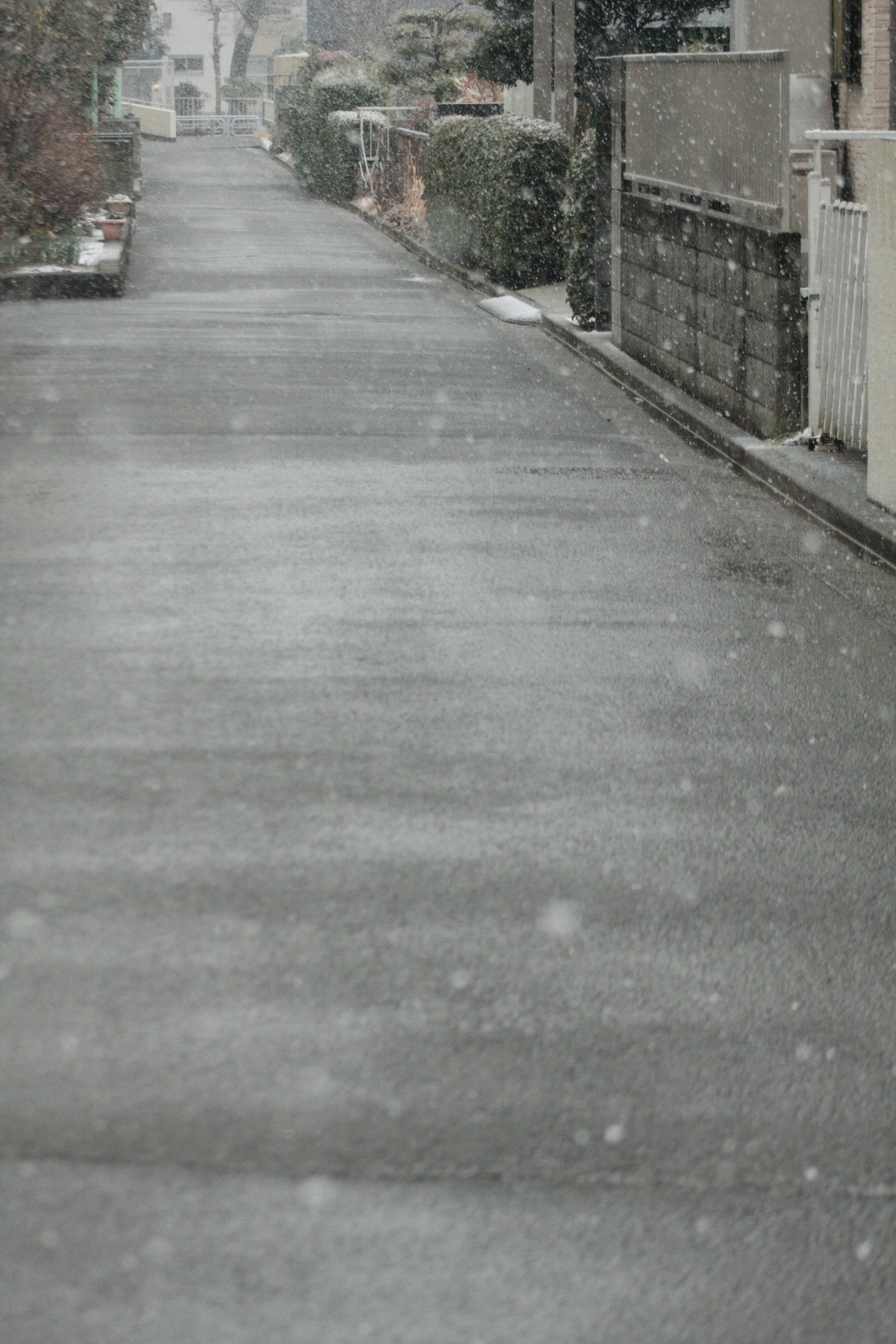 Ruhige Straßenszene mit fallendem Schnee