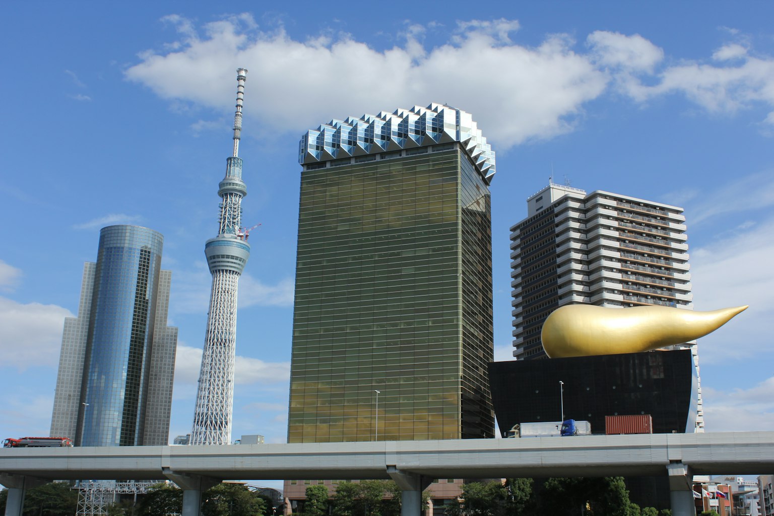 Stadtansicht mit Tokyo Skytree und dem goldenen Objekt des Asahi Beer Towers