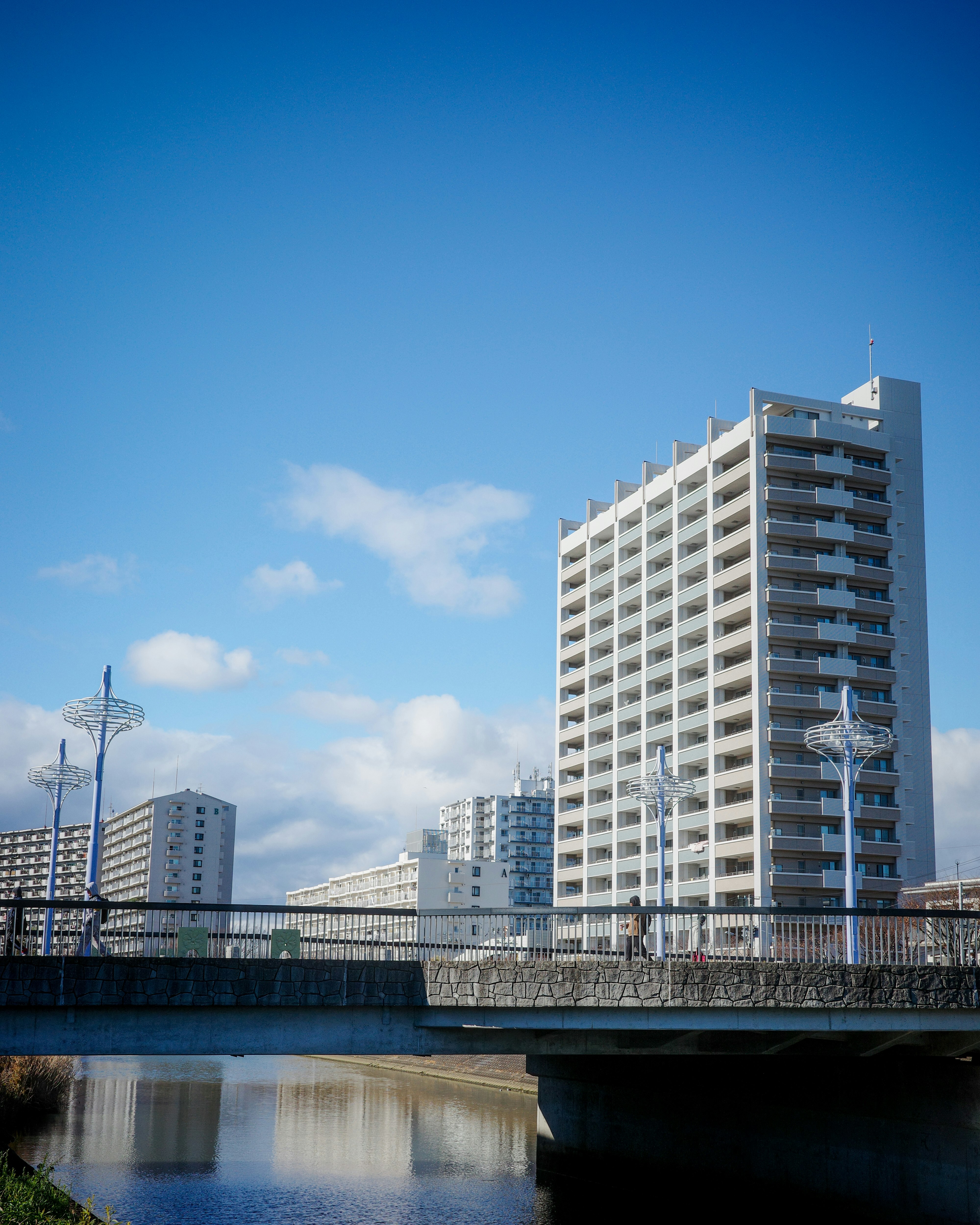 Paysage urbain avec des bâtiments modernes et un pont sous un ciel bleu