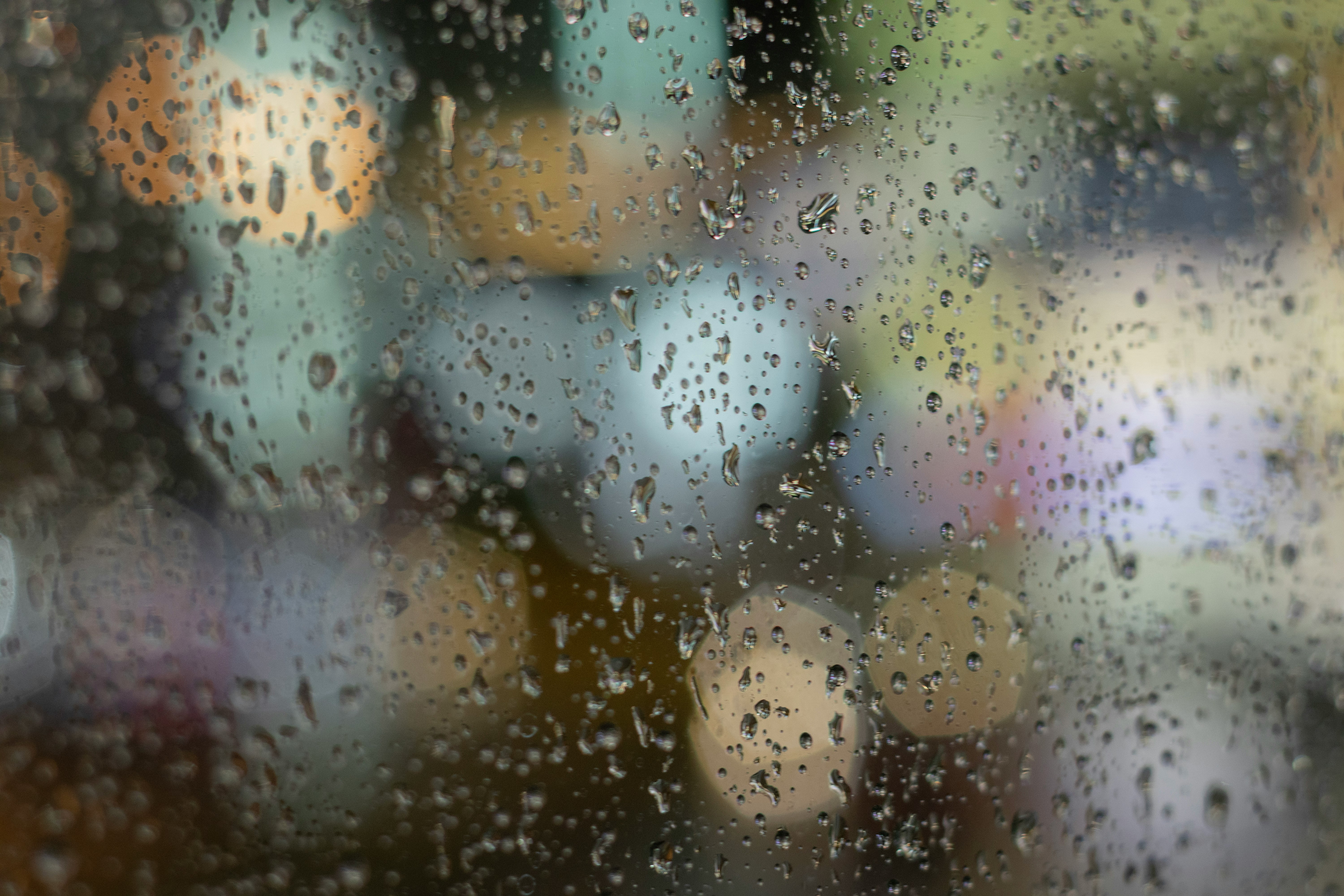 雨点附着的玻璃后方抽象光晕与散焦