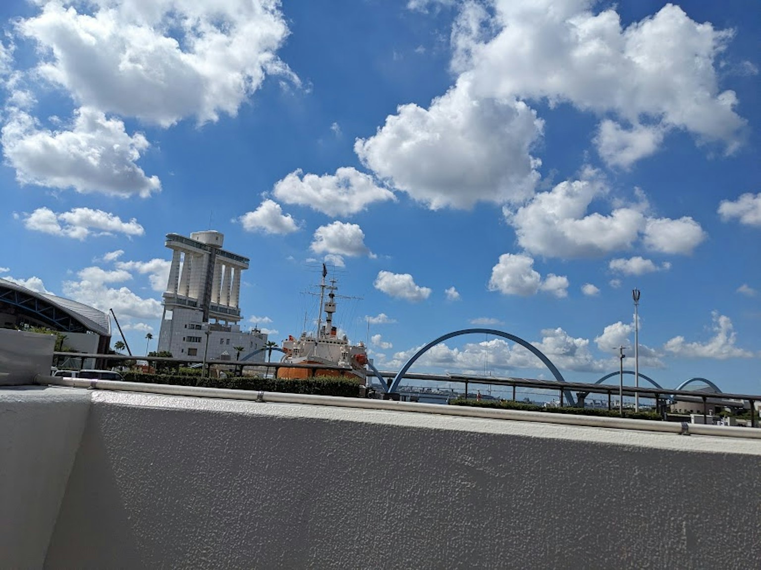 藍天和蓬鬆白雲的風景，有建築和拱形橋