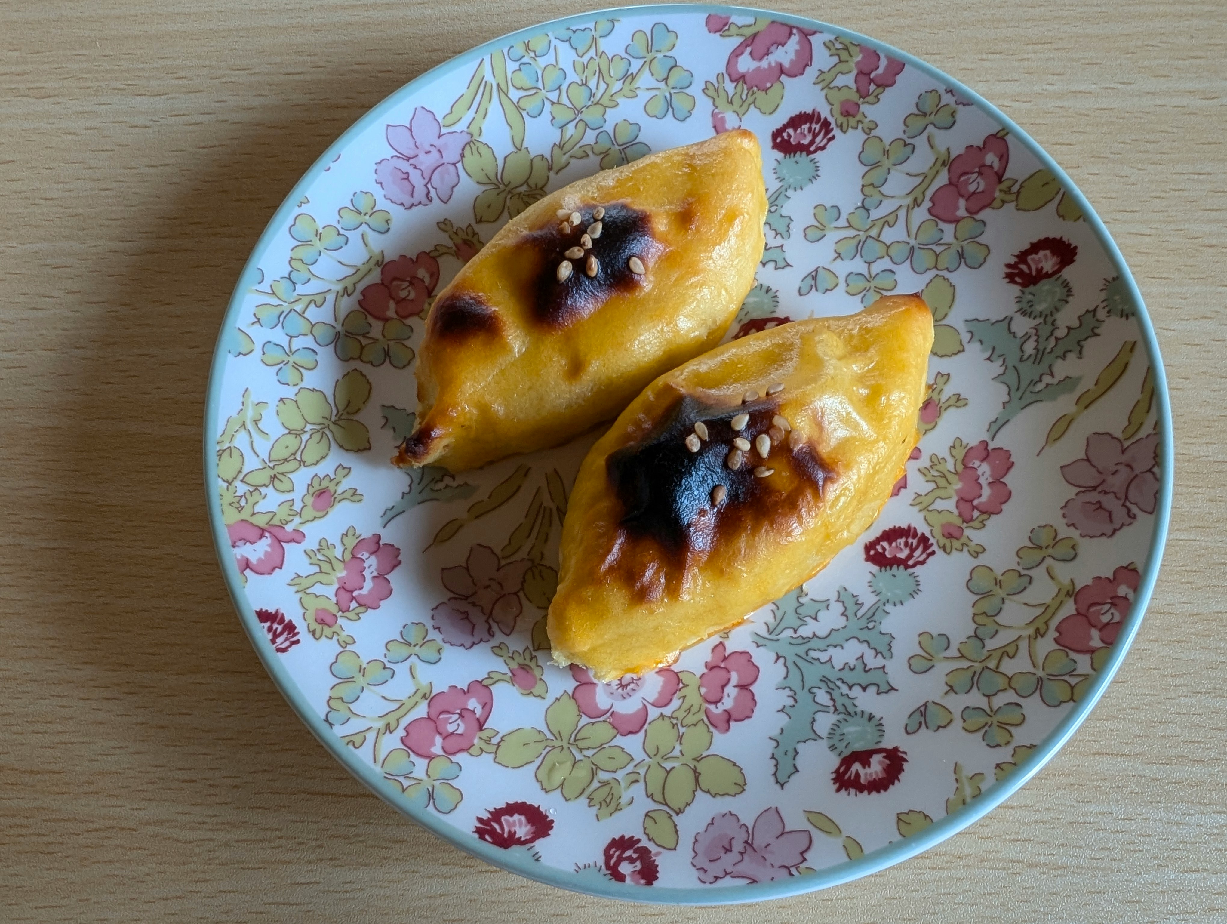 pasteles horneados en rodajas en un plato floral