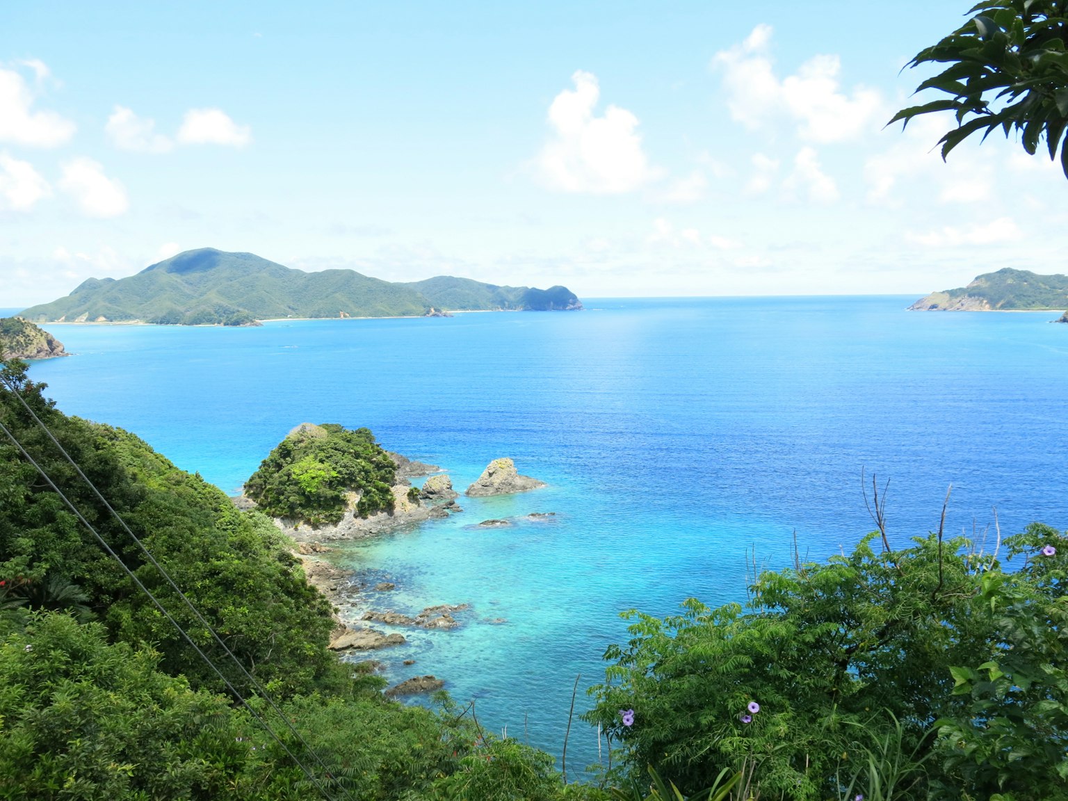 Schöne Landschaft mit blauem Meer und grünen Bergen
