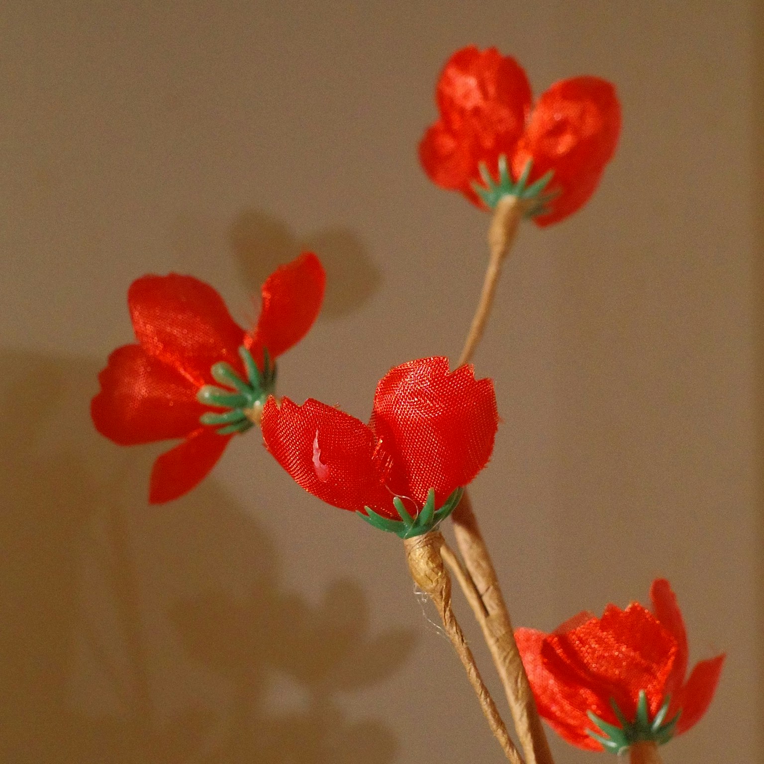 赤い花のブーケが特徴的な装飾品