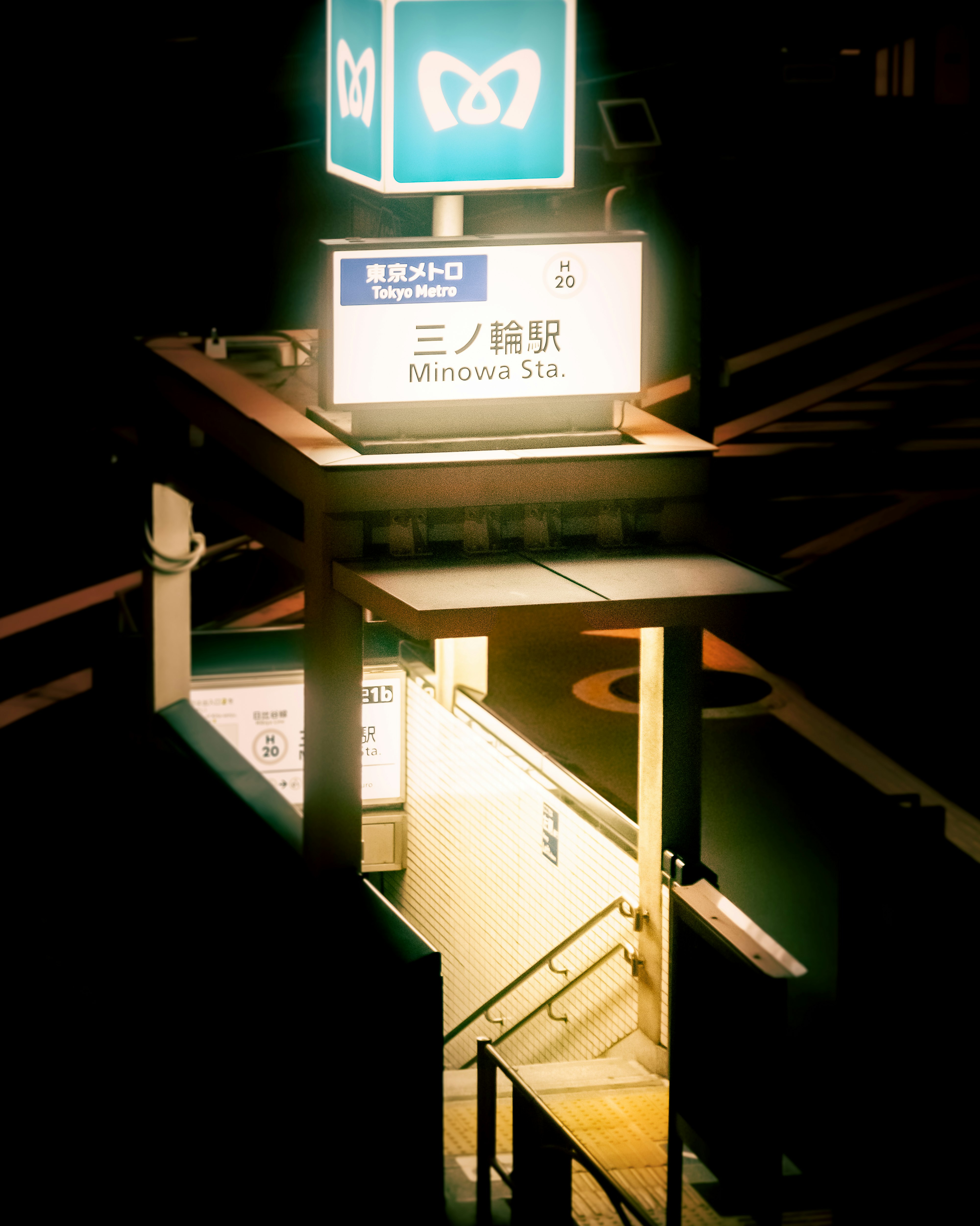 夜の三ノ輪駅前の階段と看板のある通路