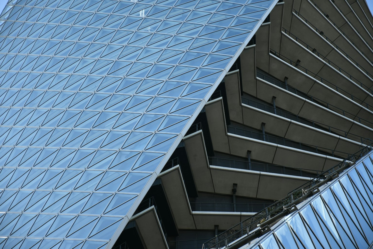 Moderne Architektur mit diagonaler Glasfassade und Treppenstufen-Design